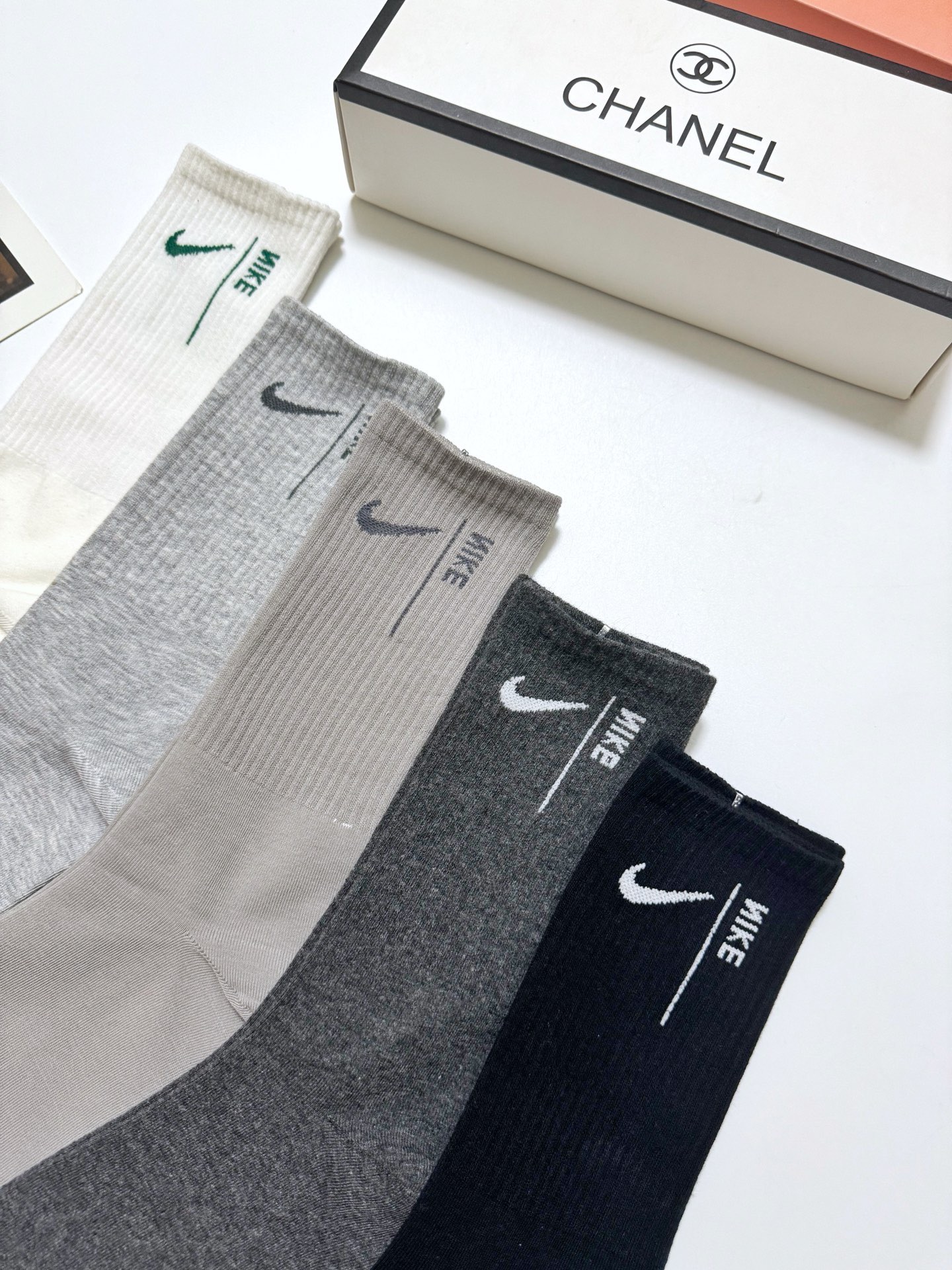  配包装
🌟【一盒5 双】
 🌟Nike 耐克 经典字母logo ins超火爆高筒袜，纯棉面料，潮人必备