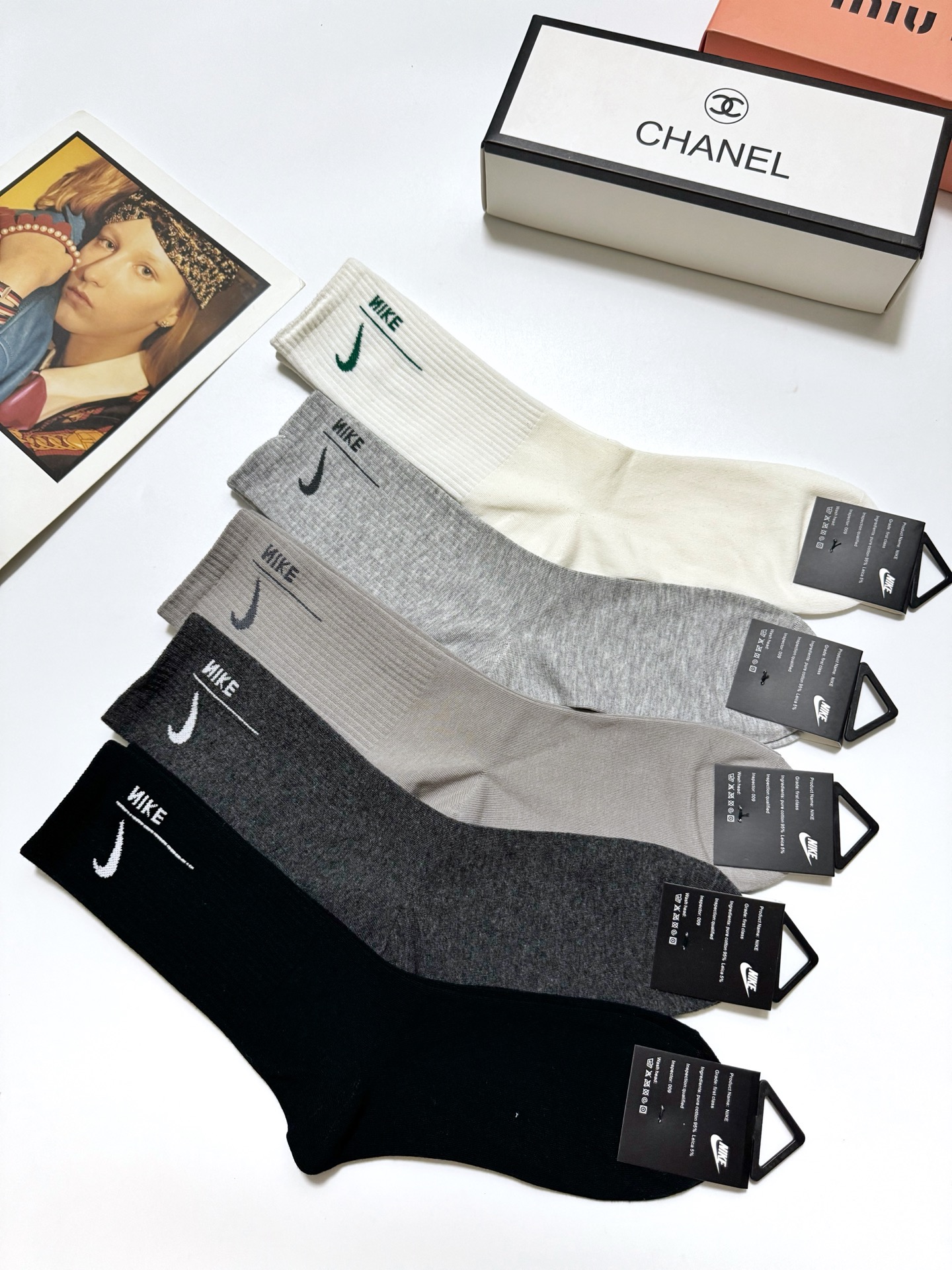  配包装
🌟【一盒5 双】
 🌟Nike 耐克 经典字母logo ins超火爆高筒袜，纯棉面料，潮人必备
