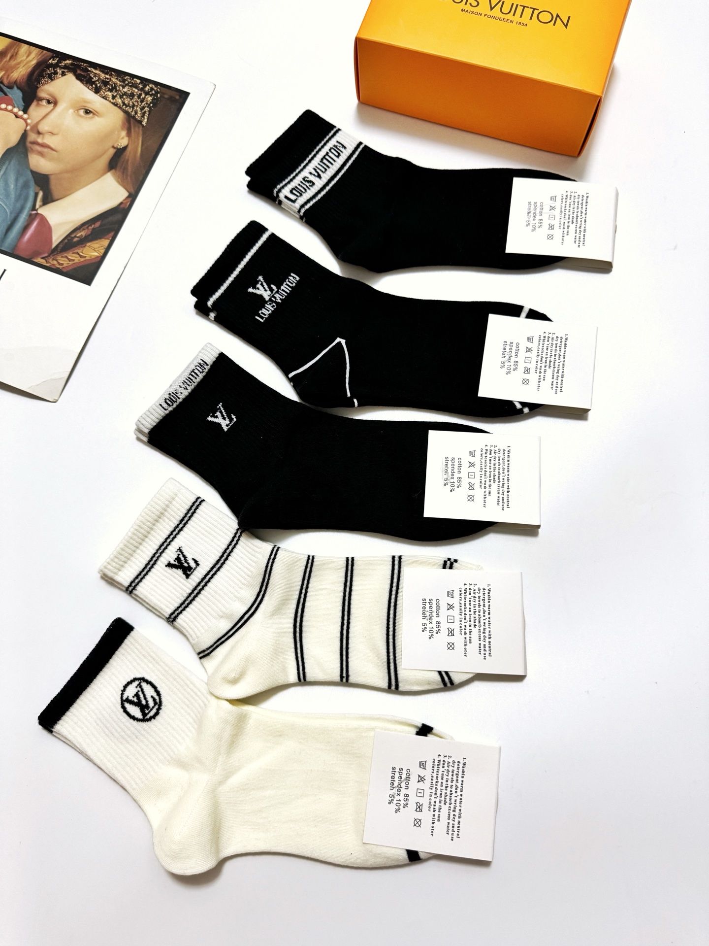  配包装
🌟【一盒5 双】
 🌟LV 路易威登 经典字母logo ins超火爆中筒袜，纯棉面料，潮人必备