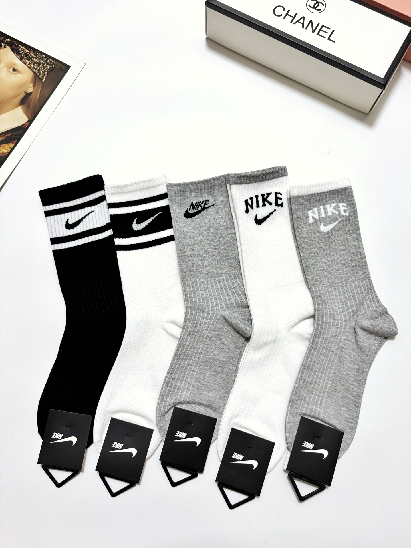  配包装
🌟【一盒5 双】
 🌟Nike 耐克 经典字母logo ins超火爆高筒袜，纯棉面料，潮人必备