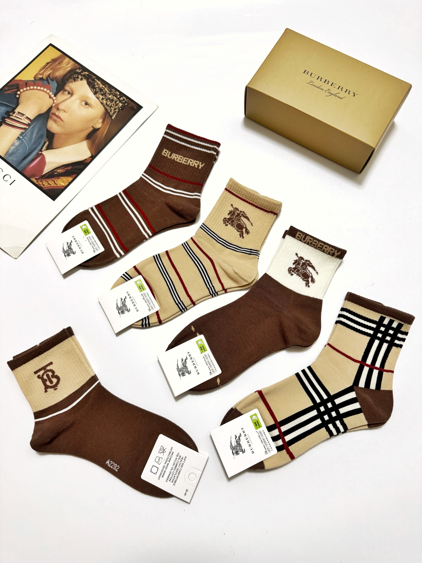  配包装
🌟【一盒5 双】
 🌟Burberry 巴宝莉 经典字母logo 纯棉短袜   ，ins超火爆