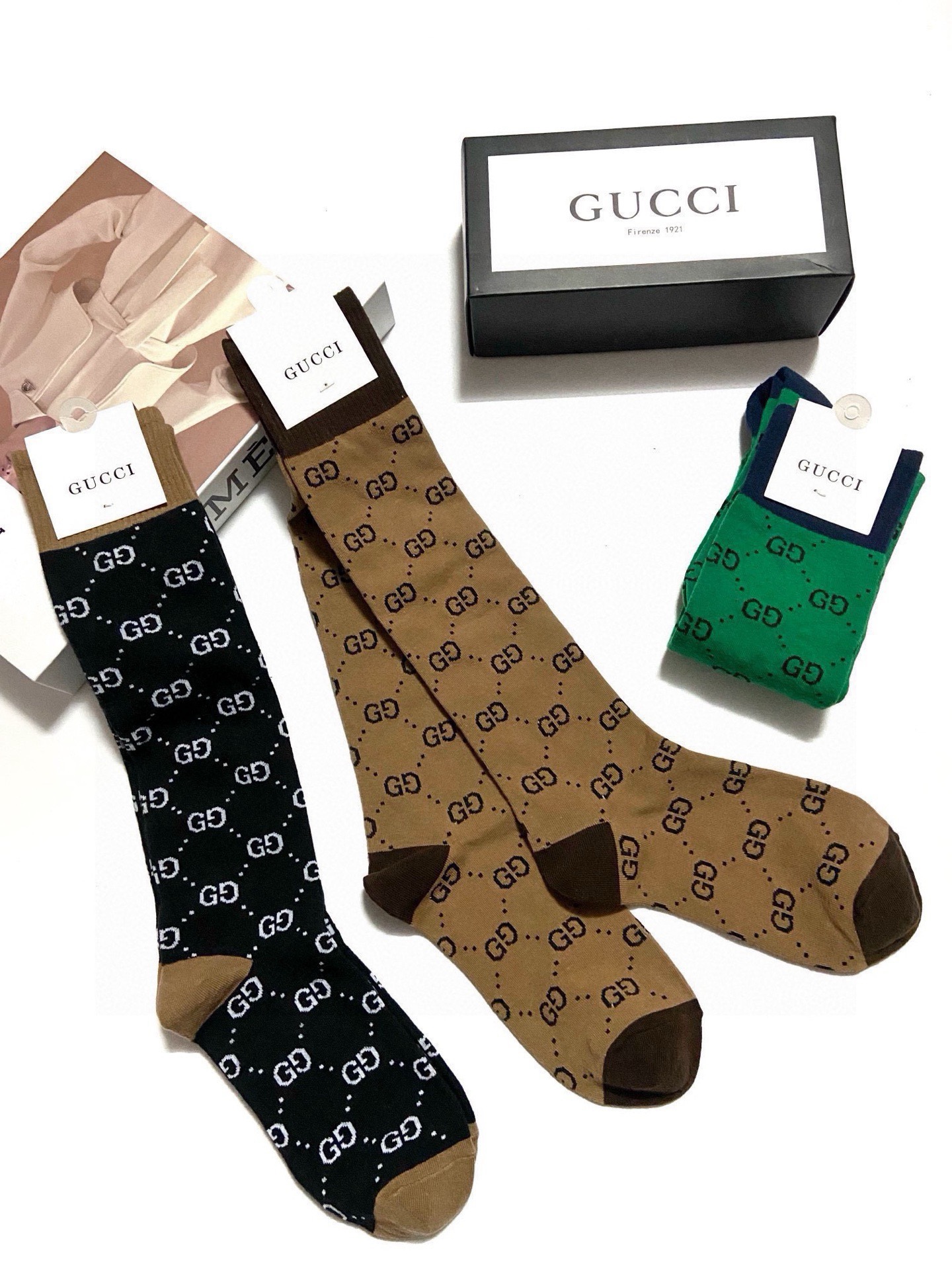  配包装
🌟【一盒3 双】
🌟Gucci  古奇 爆款双G字母 长筒袜 小腿袜
🔥专柜同步发售ing ，