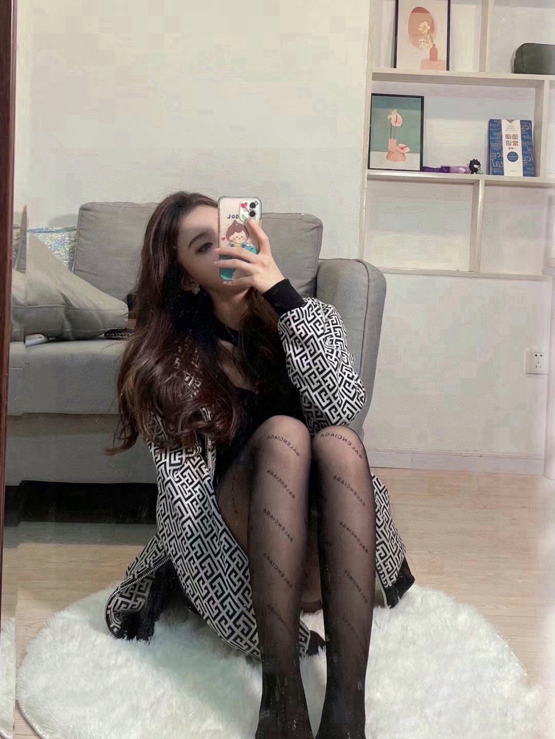 NO:361793,The same style for many celebrities, with packaging [one box, one pair] Balenciaga popular letter printed stockings, which are easy to see and explode, European and American big-name stockings, a must-have item for trendy people in autumn and winter, and they are super high-quality and fashionable, ah ah ah~~ Recommended and recommended~~ Must-in-one small items!  !  socks, stockings, socks, balenciaga, socks19860909巨多红人同款  配包装【一盒一双】Balenciaga爆款字母印胶丝袜 好看到爆炸 ,欧美大牌丝袜 潮人秋冬必备单品 ,搭配起来超高逼格 ,时髦度爆表啊啊啊啊～～推荐推荐推荐～～必入时髦小单品！！袜子,丝袜,袜子,balenciaga,socks,accessory