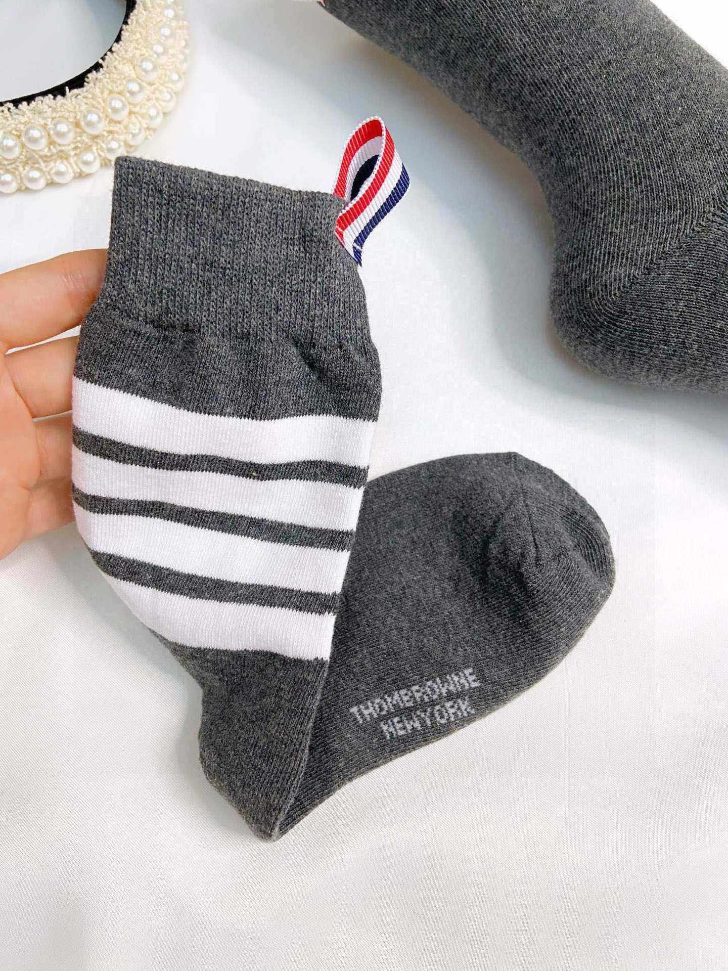    【一盒3双】
🌟THOM BROWNE · 桑姆 布朗尼❗
🌟超级爆款网红小腿袜子❗官网同步，一直