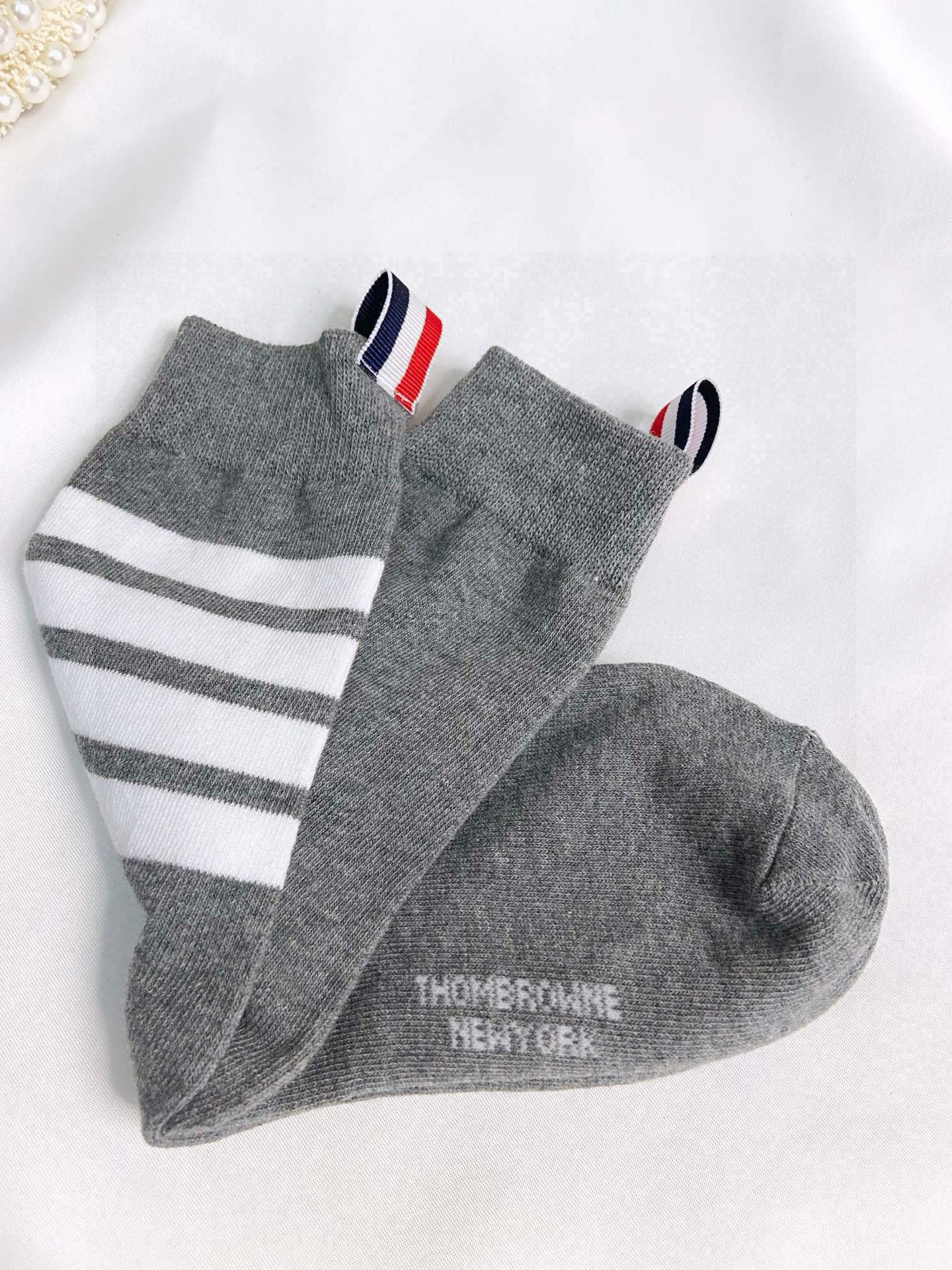    【一盒3双】
🌟THOM BROWNE · 桑姆 布朗尼❗
🌟超级爆款网红小腿袜子❗官网同步，一直