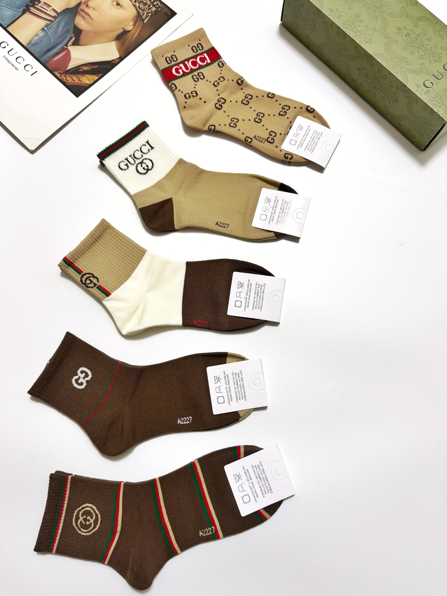  配包装
🌟【一盒5双】
 🌟Gucci 古琦  经典字母logo 纯棉中筒袜   ，ins超火爆短袜，