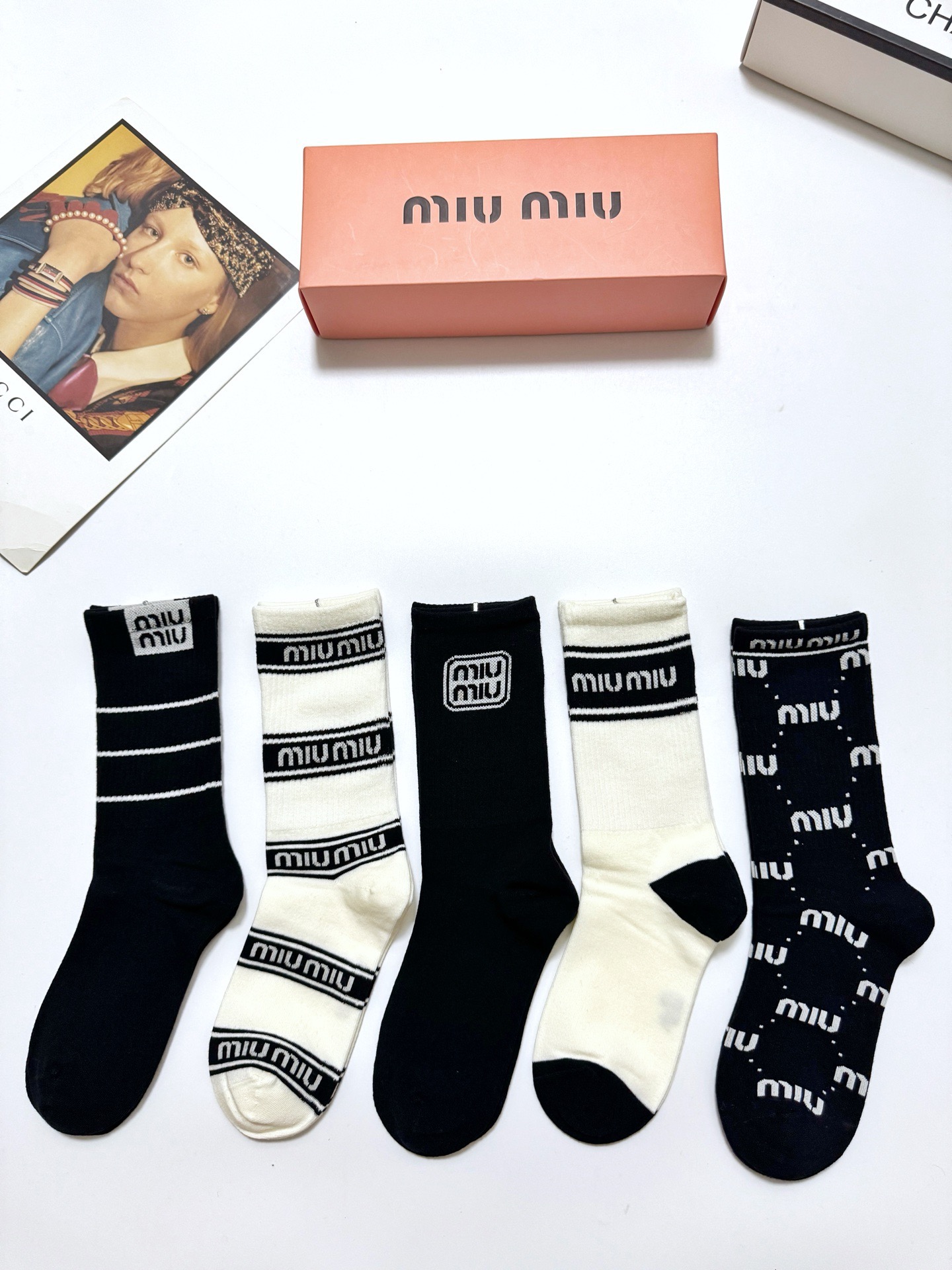   配包装
🌟【一盒5 双】
🌟缪缪 miumiu 经典字母 logo纯棉 中筒袜  ！超级软糯亲肤！
