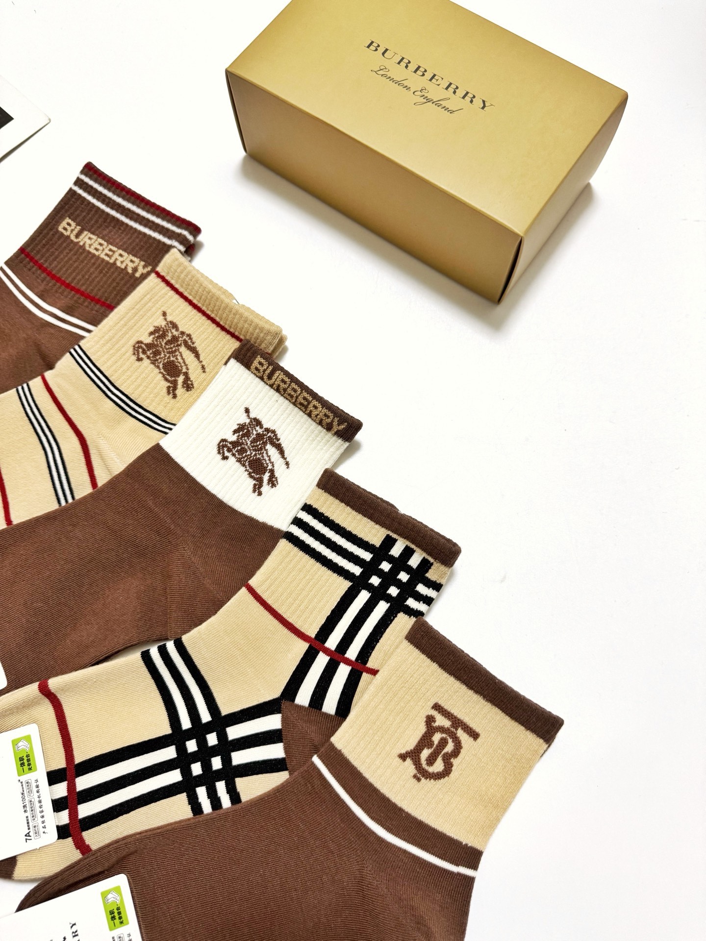  配包装
🌟【一盒5 双】
 🌟Burberry 巴宝莉 经典字母logo 纯棉短袜   ，ins超火爆