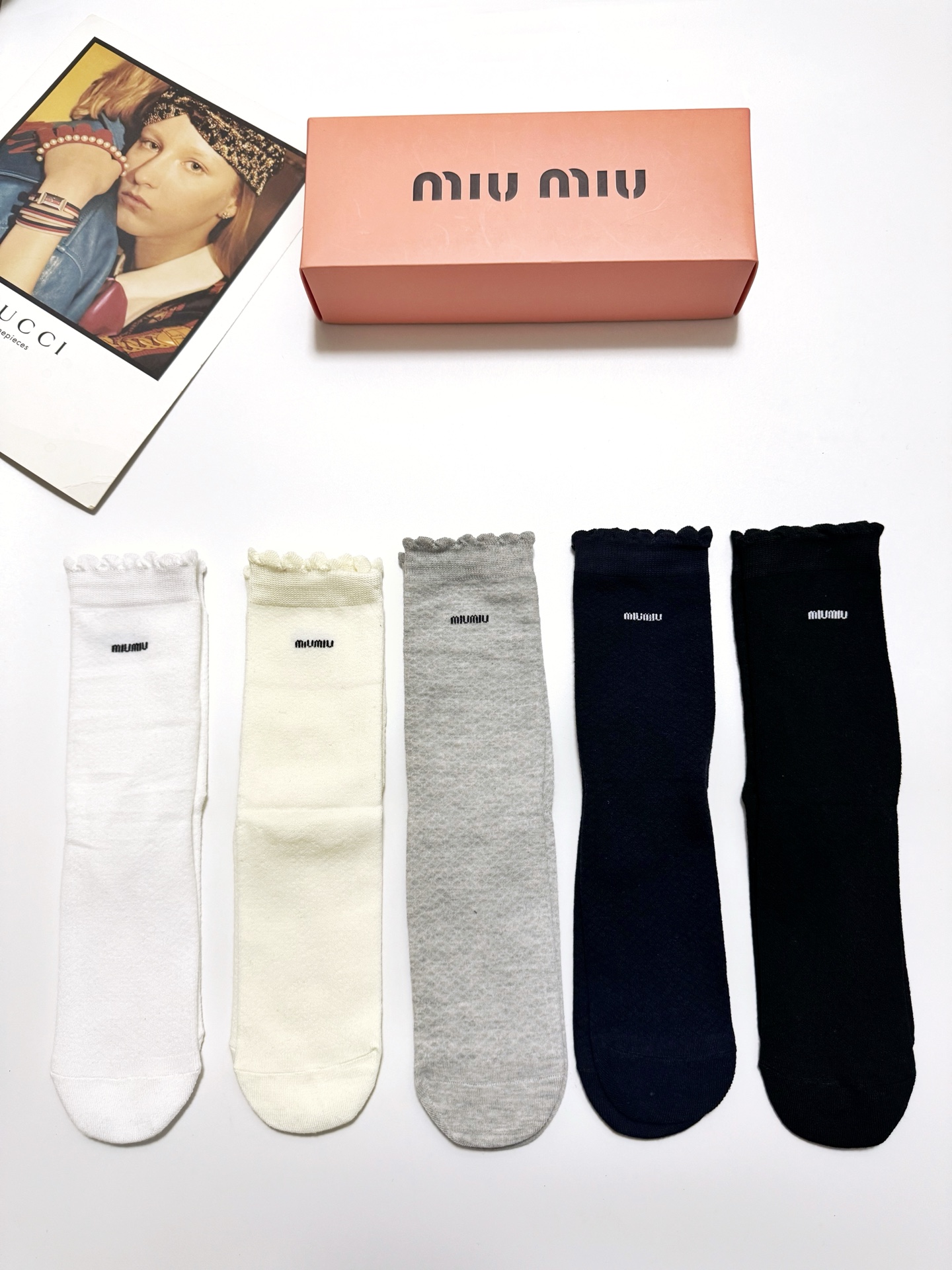  配包装
🌟【一盒5双】
🌟缪缪 miumiu 经典字母logo 透气纯棉中筒直板袜  ，ins超火爆红