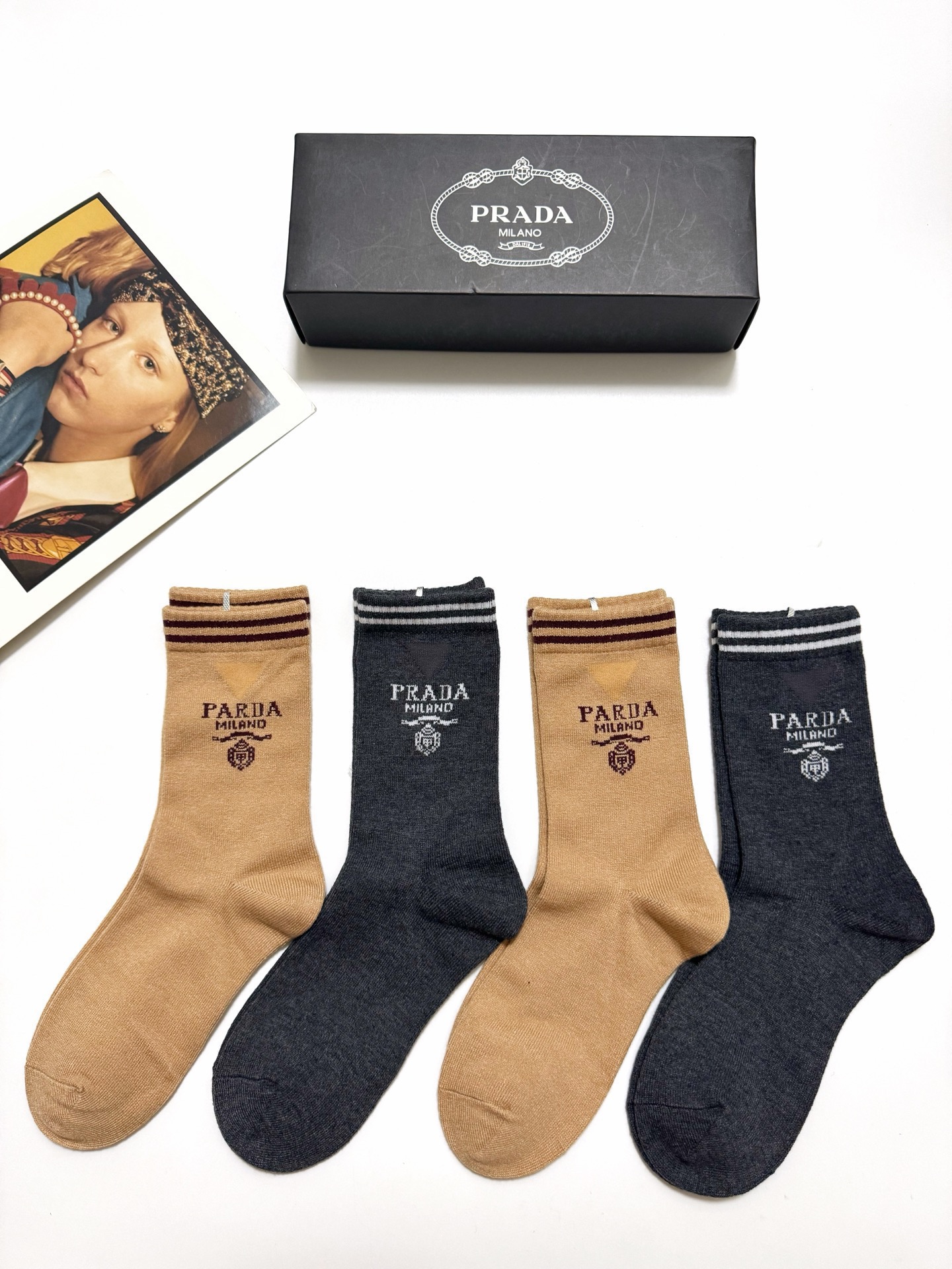 NO:362867,Packaging [one box of 4 pairs] Prada Classic letter logo Cashmere-blend mid-tube socks, ins super popular mid-tube socks Cashmere-blend fabric, soft and skin-friendly, a must-have for trendy people, classic color matching Personalized and fashionable style, you deserve socks, stockings, prada, prada, socks19860909配包装【一盒4双】 Prada 普拉达 经典字母logo 羊绒混纺中筒袜,ins超火爆中筒袜 羊绒混纺面料,软糯亲肤,潮人必备 ,经典配色 个性时尚百搭款,你值得拥有哦袜子丝袜,袜子,prada,prada,socks,accessory