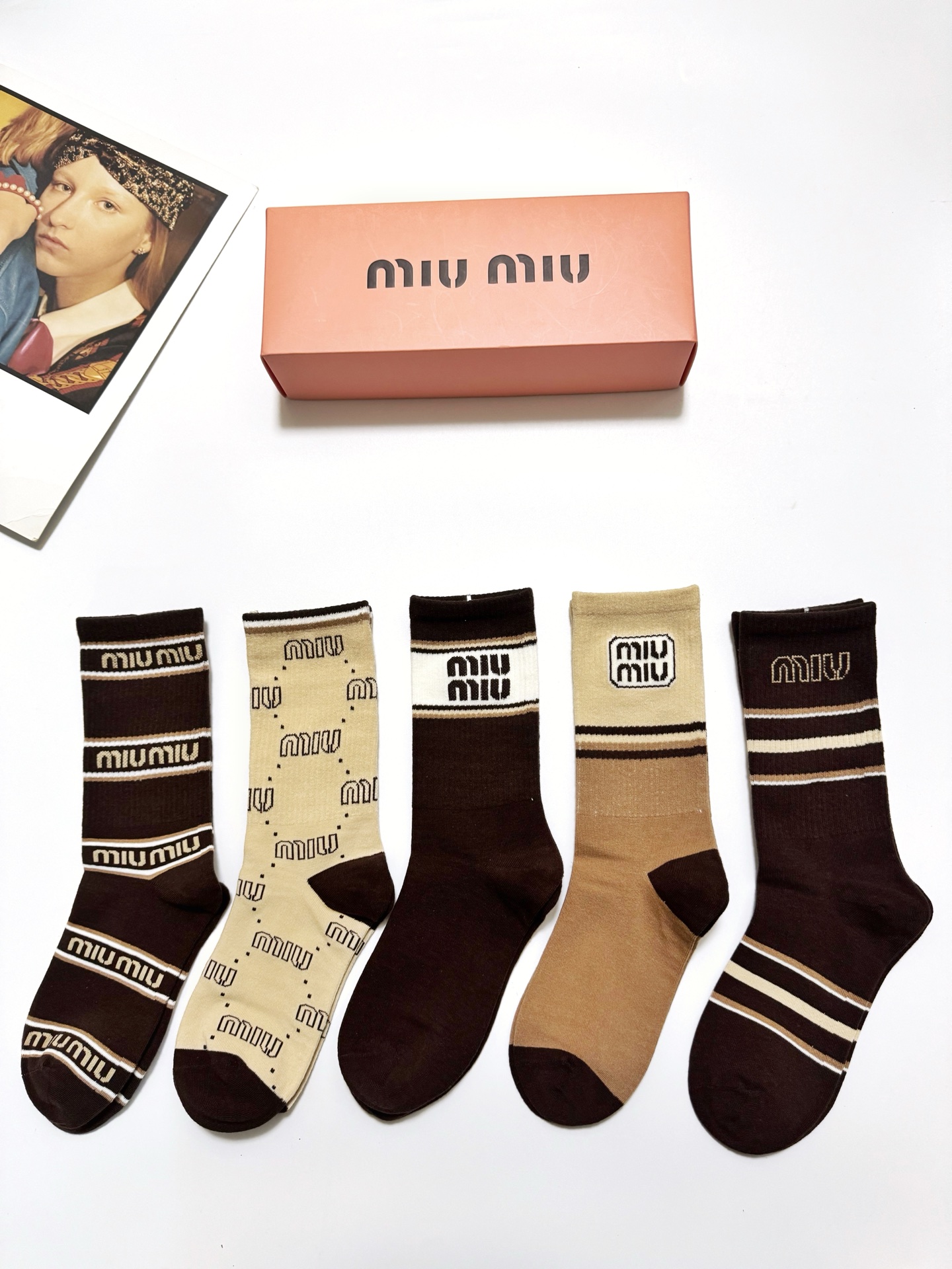 NO:362904,Packaging [one box of 5 pairs] Miumiu classic letters logo pure cotton mid-tube stockings!  Super soft and skin-friendly!  Ins hits!  The counter is on sale and you can see the explosion!  Super high quality!  Classic is out of date!  The quality of counter purchasing agents that trendy people must be missing, and it is very easy to wear!  Recommended recommendations~~ Must-in-apple small items!  !  socks, stockings, socks, miumiu, socks19860909配包装【一盒5 双】 缪缪 miumiu 经典字母 logo纯棉 中筒袜 ！超级软糯亲肤！ ins爆款！专柜在售ing 好看到爆炸 ！超高品质！经典不过时！潮人必不能少的专柜代购品质 ,巨好穿！推荐推荐推荐～～必入小单品！！袜子丝袜,袜子,miumiu,socks,accessory
