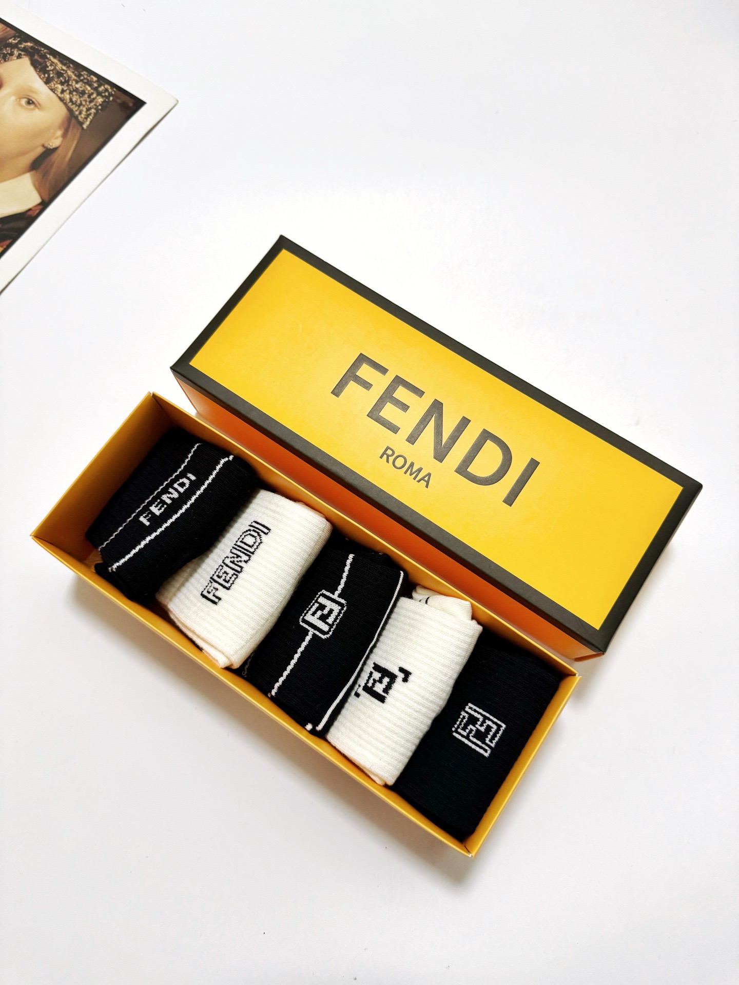  配包装
🌟【一盒5 双】
 🌟芬迪FENDI 经典字母logo 纯棉中筒袜   ，ins超火爆短袜，纯