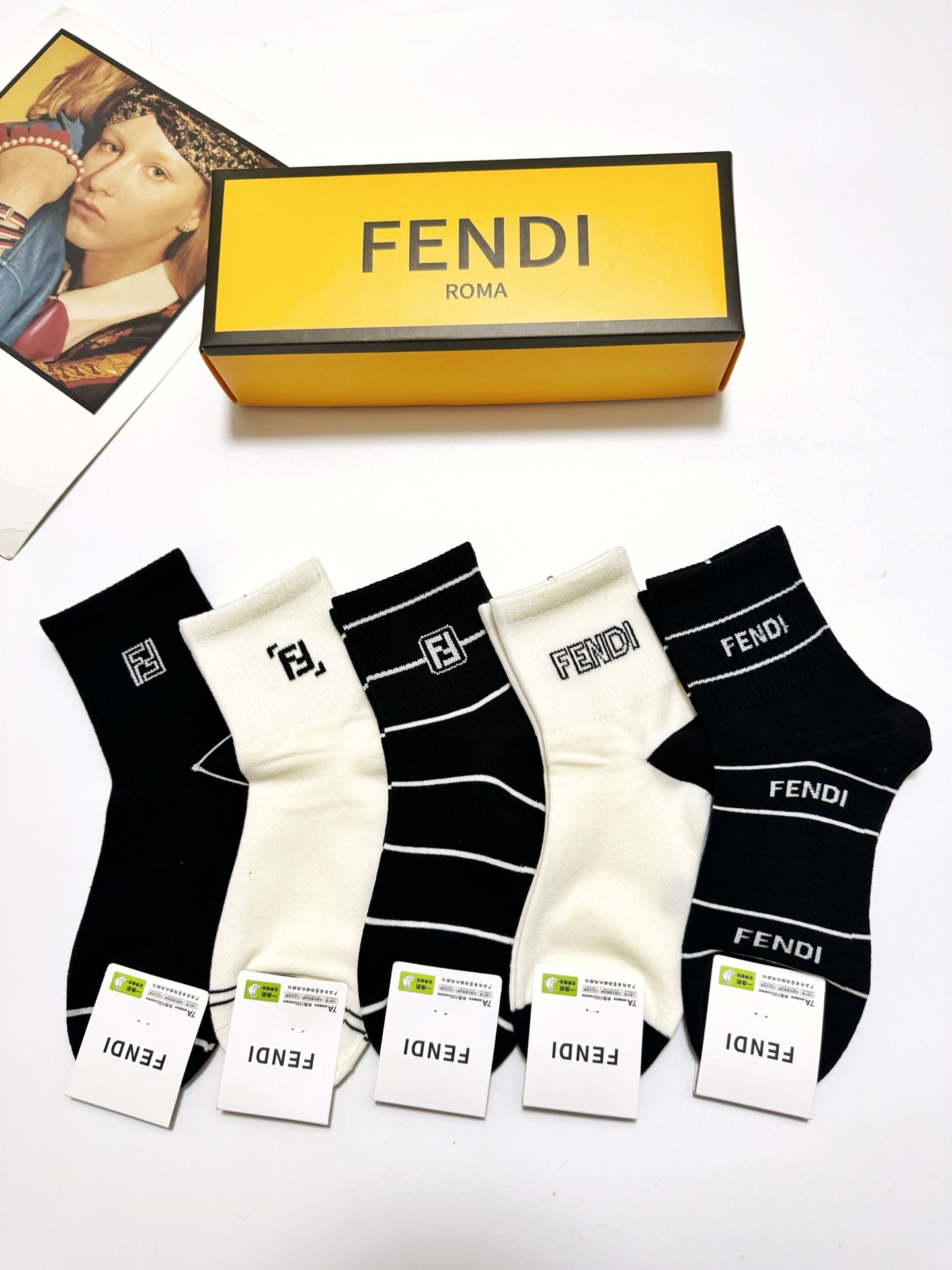  配包装
🌟【一盒5 双】
 🌟芬迪FENDI 经典字母logo 纯棉中筒袜   ，ins超火爆短袜，纯