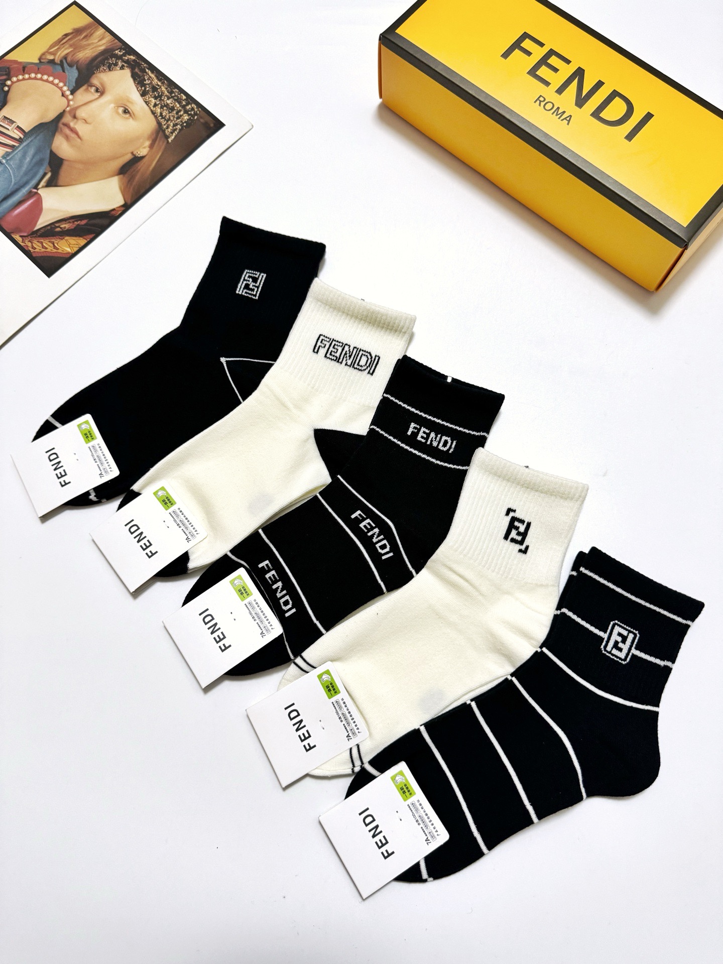  配包装
🌟【一盒5 双】
 🌟芬迪FENDI 经典字母logo 纯棉中筒袜   ，ins超火爆短袜，纯
