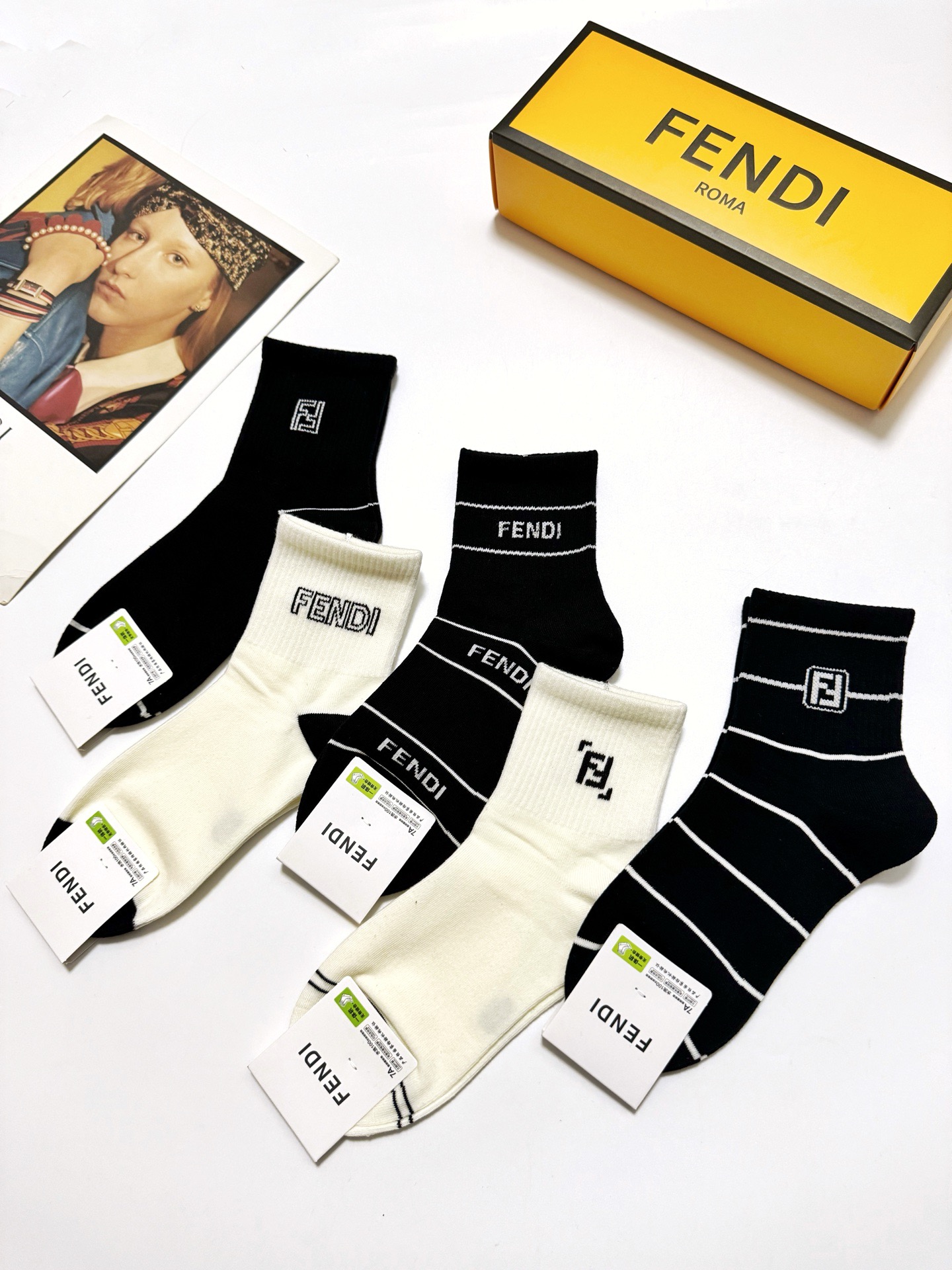  配包装
🌟【一盒5 双】
 🌟芬迪FENDI 经典字母logo 纯棉中筒袜   ，ins超火爆短袜，纯