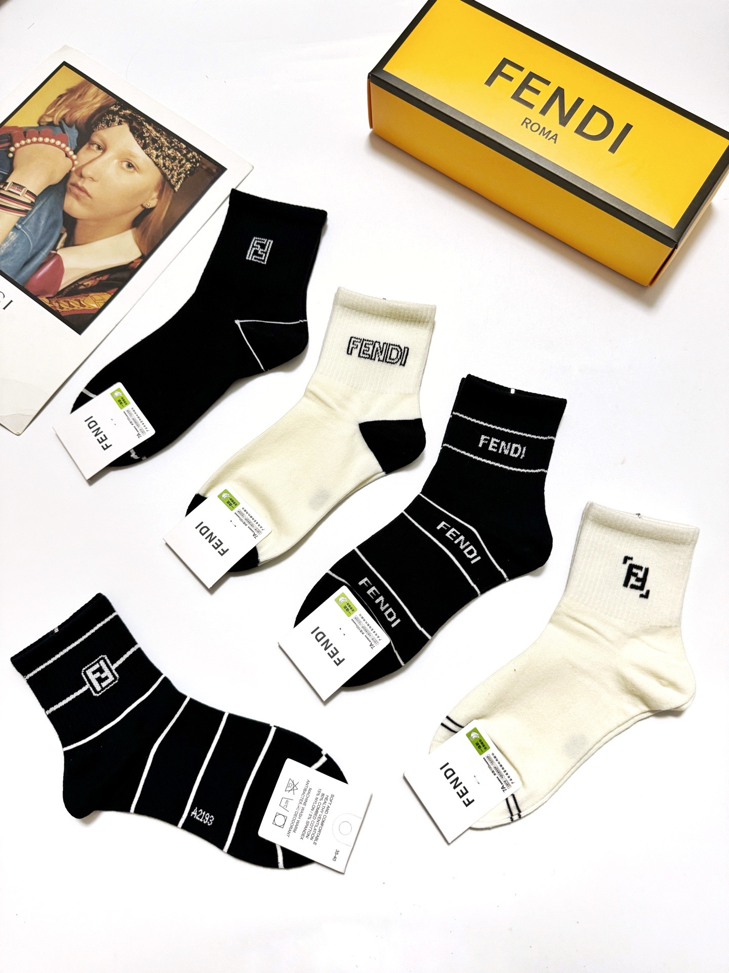  配包装
🌟【一盒5 双】
 🌟芬迪FENDI 经典字母logo 纯棉中筒袜   ，ins超火爆短袜，纯