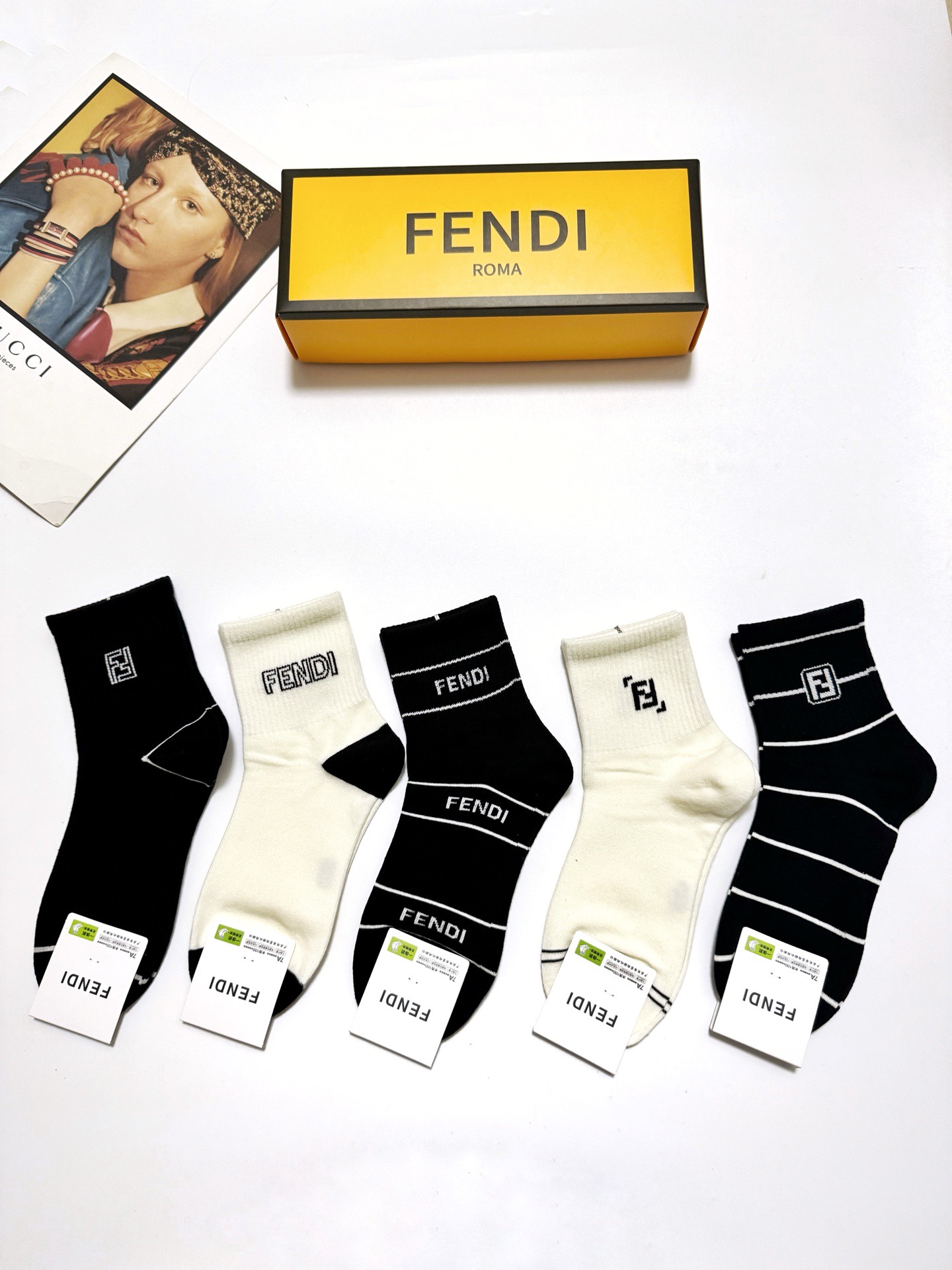  配包装
🌟【一盒5 双】
 🌟芬迪FENDI 经典字母logo 纯棉中筒袜   ，ins超火爆短袜，纯
