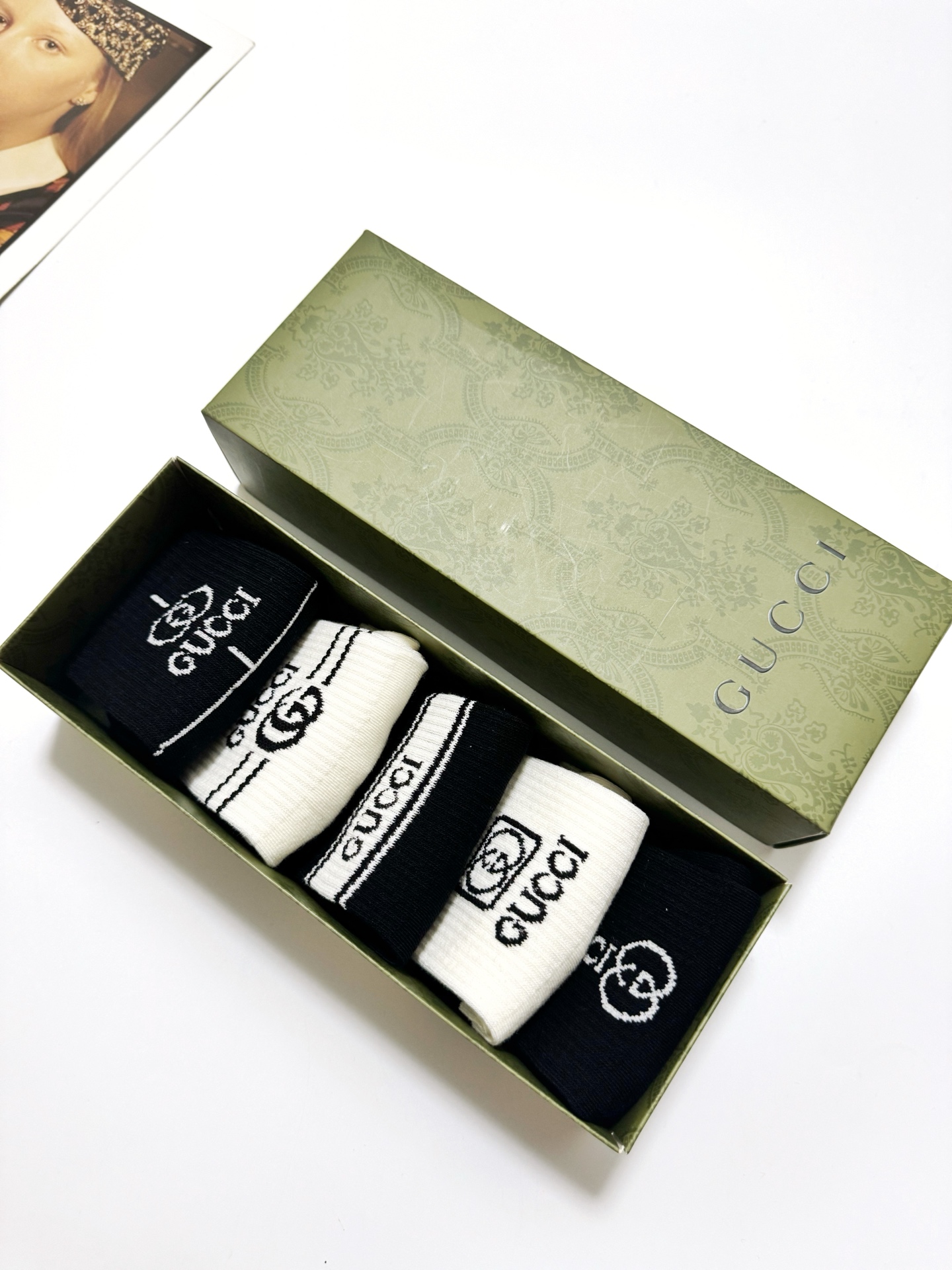  配包装
🌟【一盒5 双】
 🌟古琦 Gucci 经典字母logo 纯棉中筒袜   ，ins超火爆短袜，