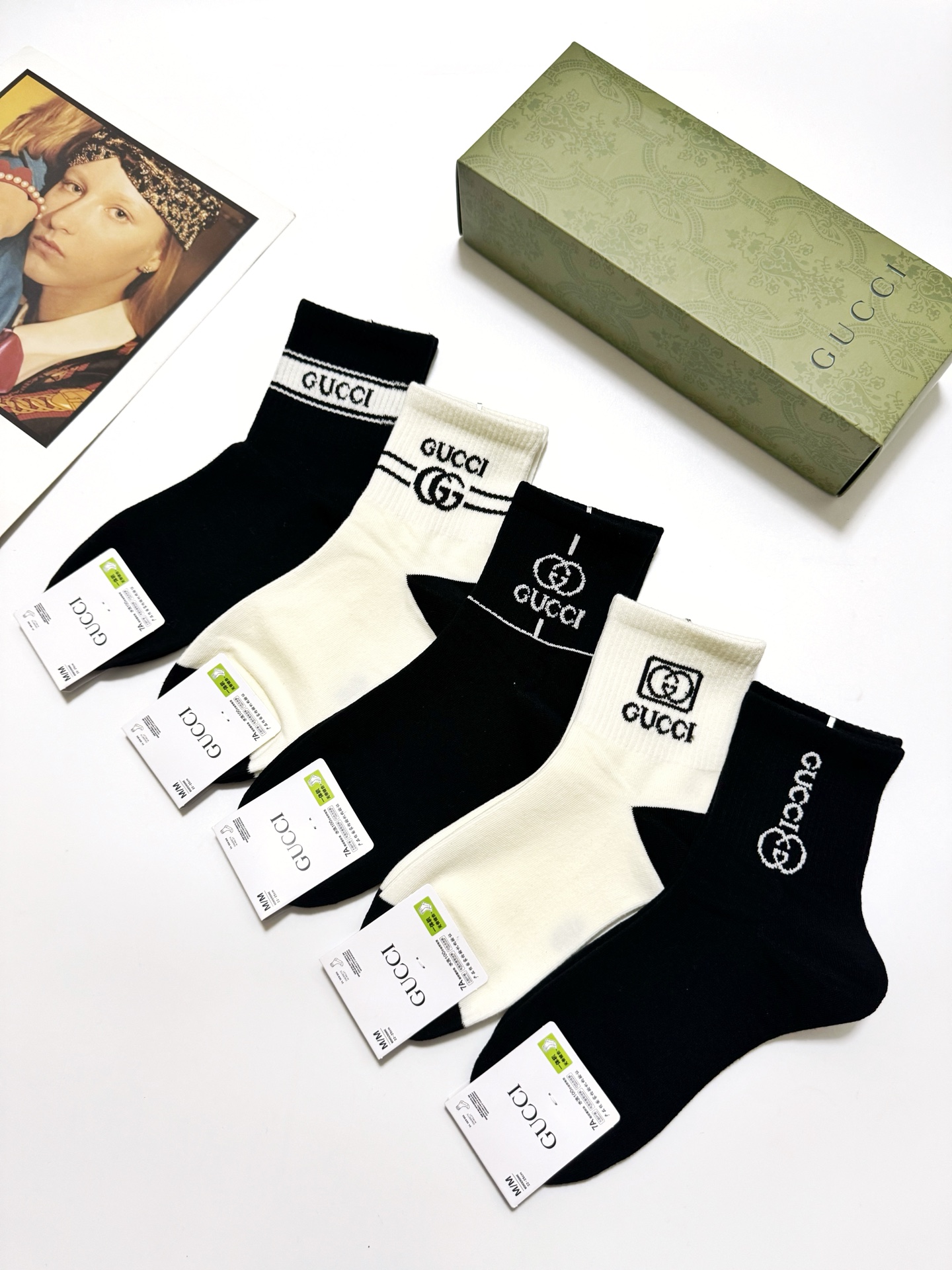  配包装
🌟【一盒5 双】
 🌟古琦 Gucci 经典字母logo 纯棉中筒袜   ，ins超火爆短袜，