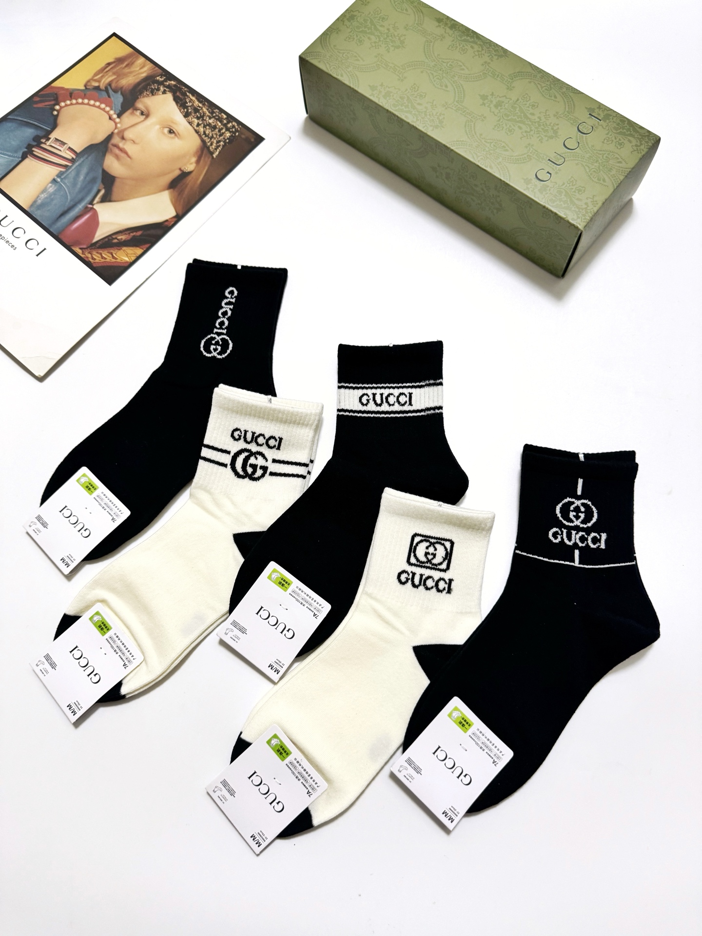  配包装
🌟【一盒5 双】
 🌟古琦 Gucci 经典字母logo 纯棉中筒袜   ，ins超火爆短袜，