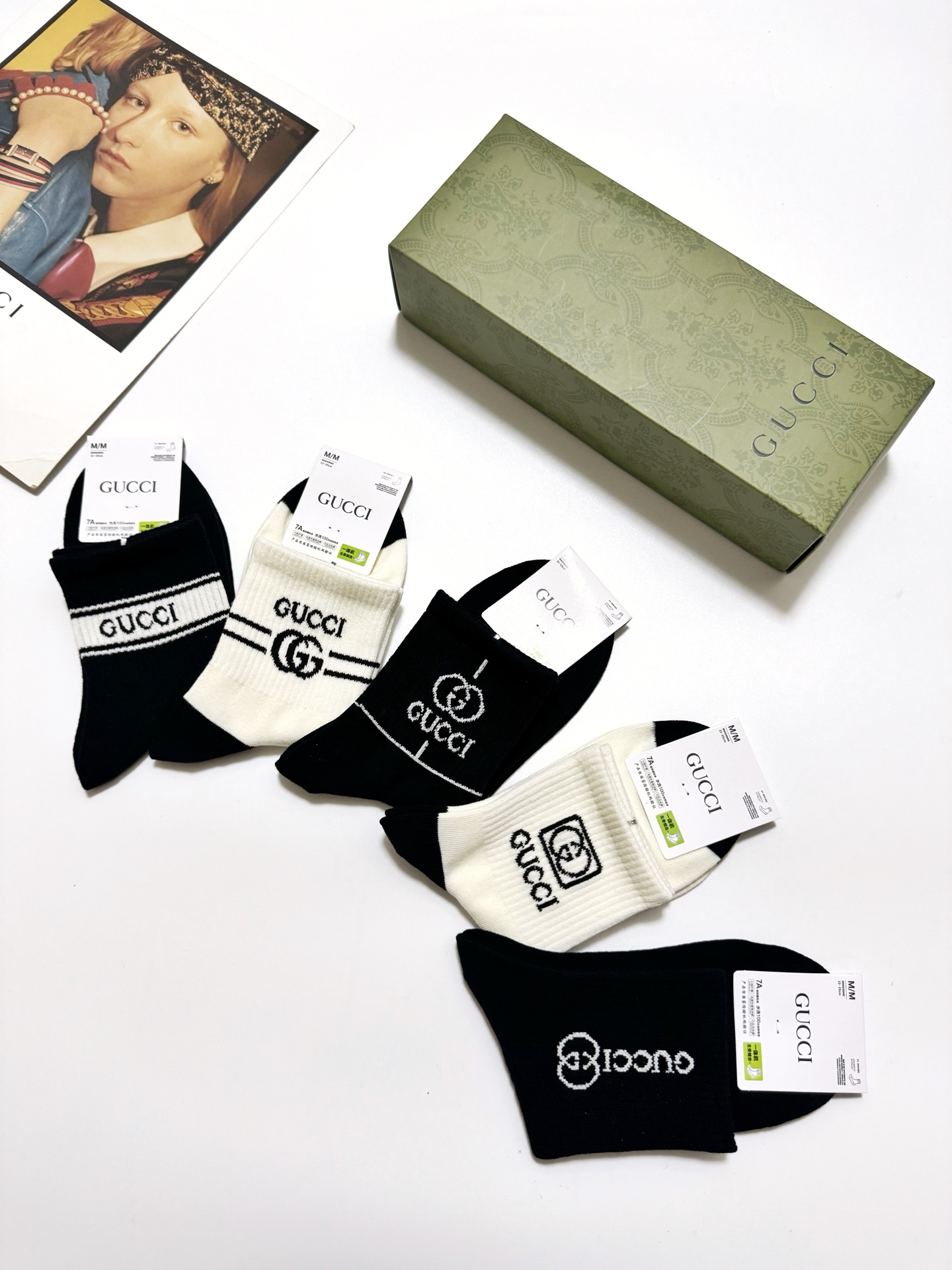  配包装
🌟【一盒5 双】
 🌟古琦 Gucci 经典字母logo 纯棉中筒袜   ，ins超火爆短袜，
