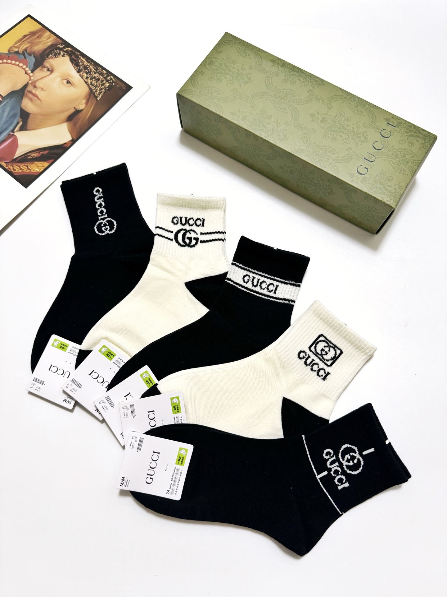  配包装
🌟【一盒5 双】
 🌟古琦 Gucci 经典字母logo 纯棉中筒袜   ，ins超火爆短袜，