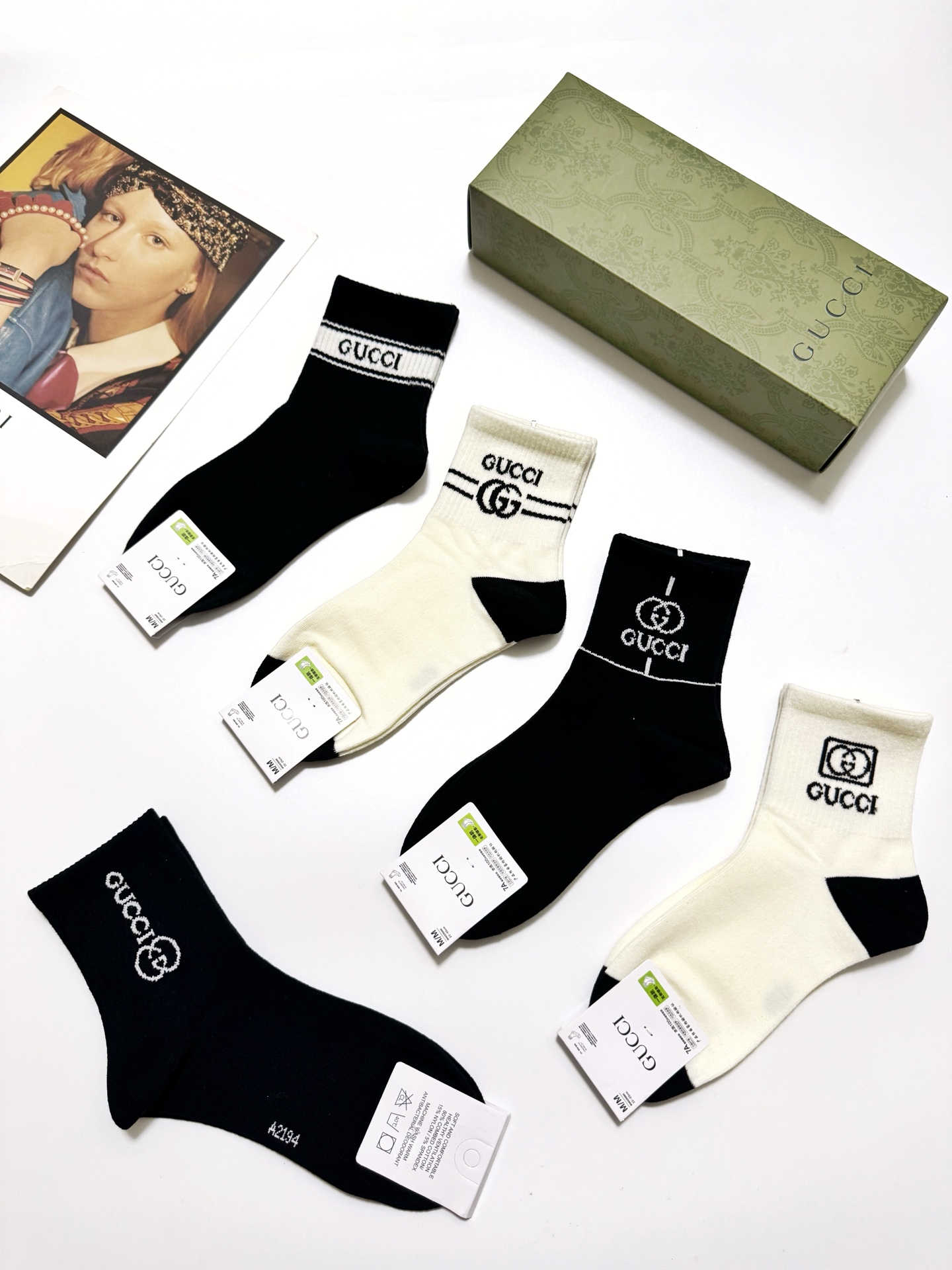 配包装
🌟【一盒5 双】
 🌟古琦 Gucci 经典字母logo 纯棉中筒袜   ，ins超火爆短袜，