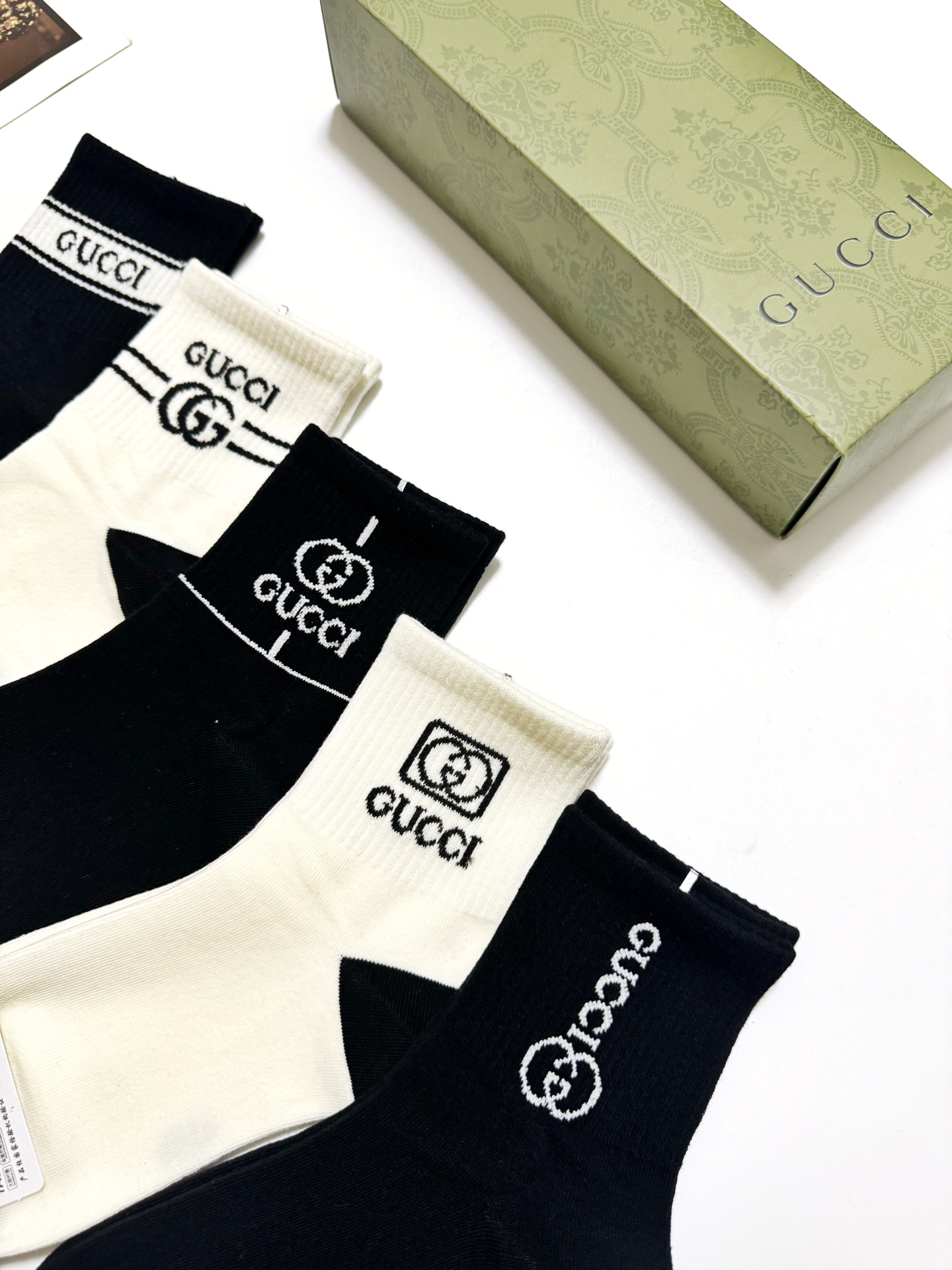  配包装
🌟【一盒5 双】
 🌟古琦 Gucci 经典字母logo 纯棉中筒袜   ，ins超火爆短袜，