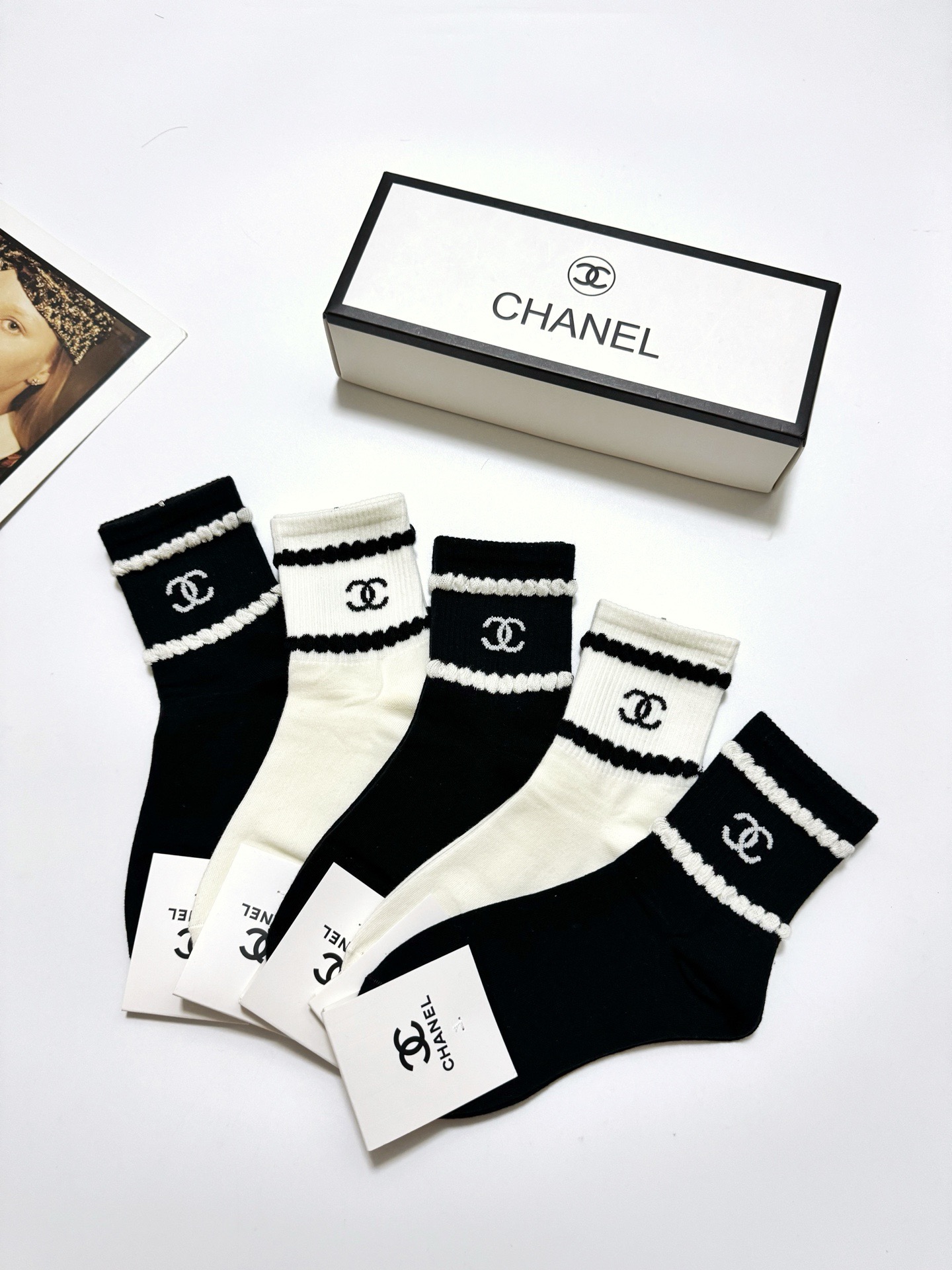  配包装
🌟【一盒5 双】
 🌟Chanel 香奈儿 经典字母logo 纯棉中筒袜   ，ins超火爆短