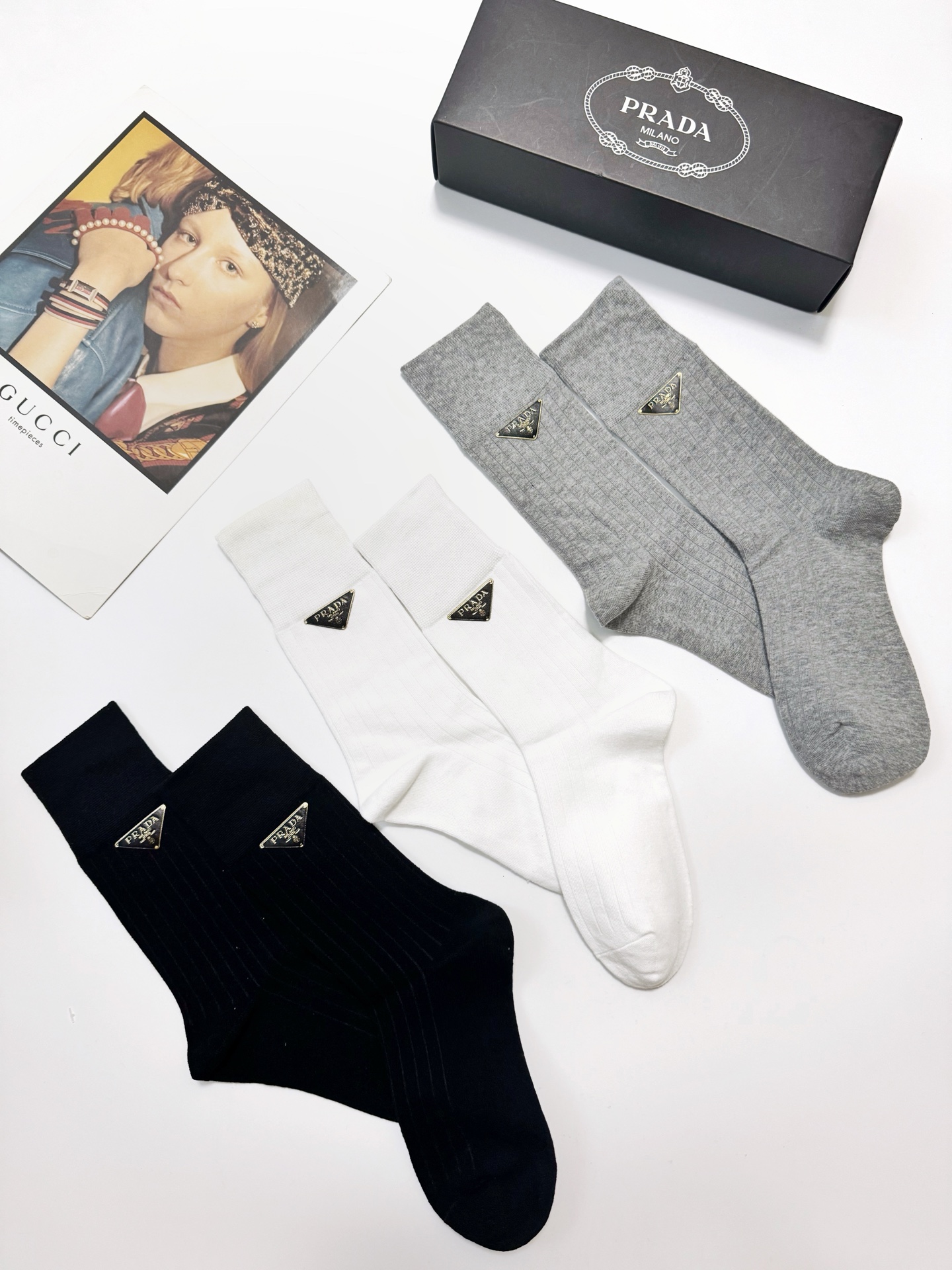  配包装
🌟【一盒3 双】
🌟Prada 普拉达 经典字母logo纯棉中筒袜  
🌟ins爆款！专柜在售