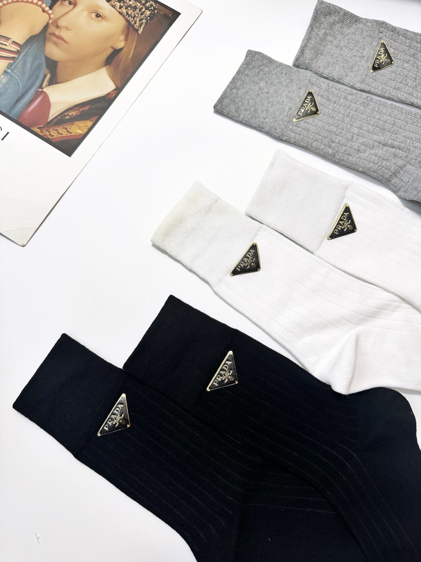  配包装
🌟【一盒3 双】
🌟Prada 普拉达 经典字母logo纯棉中筒袜  
🌟ins爆款！专柜在售