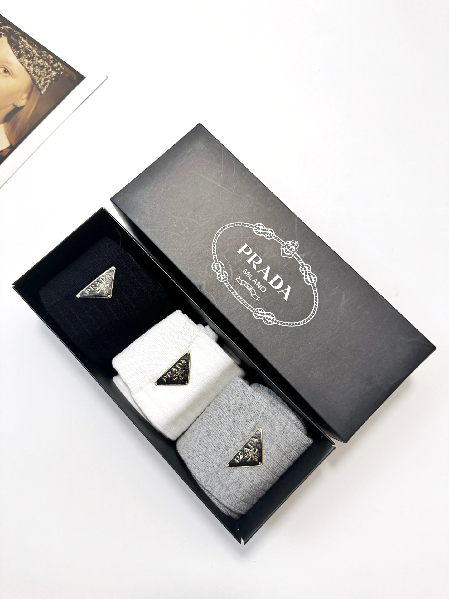 配包装
🌟【一盒3 双】
🌟Prada 普拉达 经典字母logo纯棉中筒袜  
🌟ins爆款！专柜在售