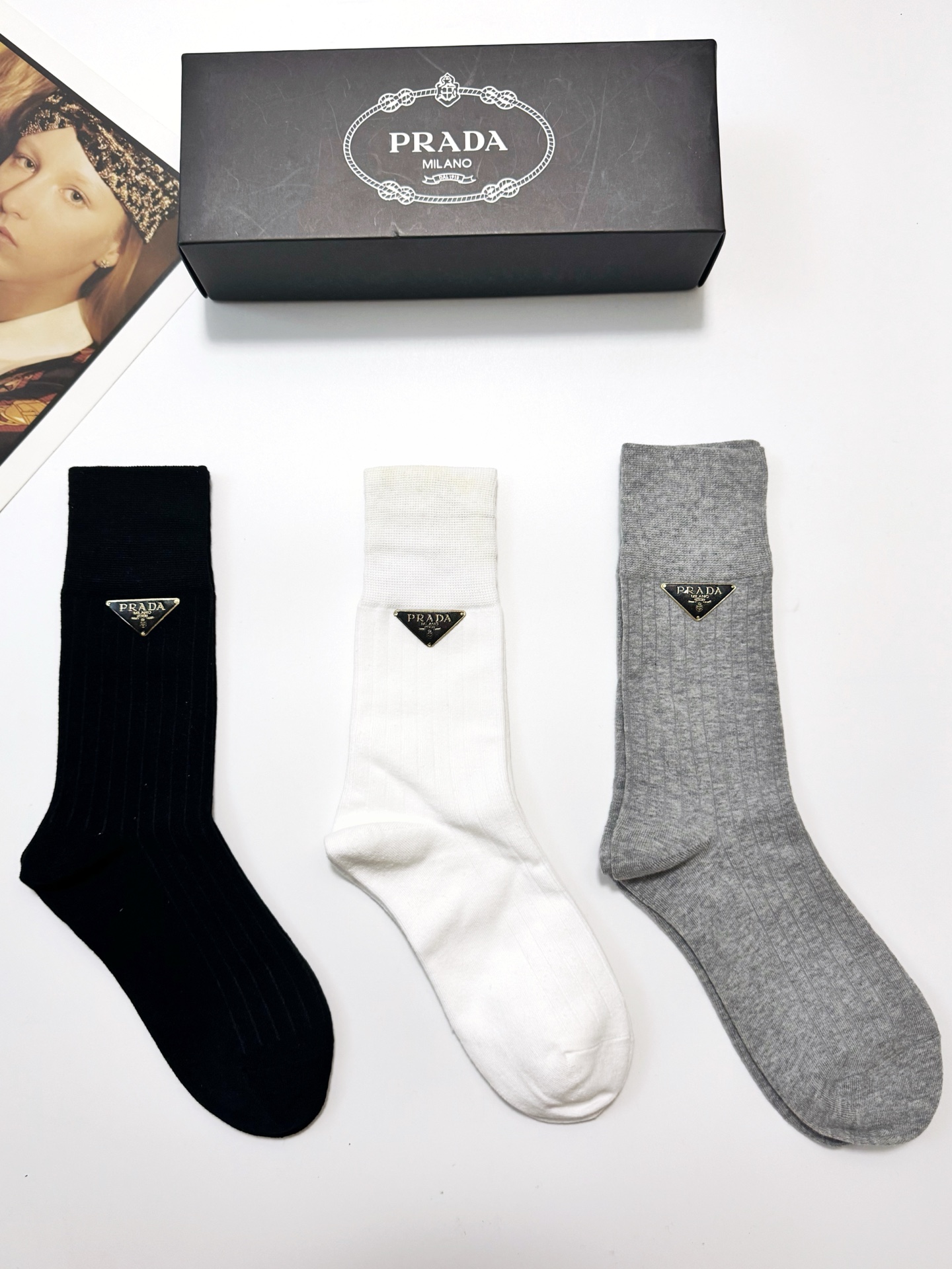  配包装
🌟【一盒3 双】
🌟Prada 普拉达 经典字母logo纯棉中筒袜  
🌟ins爆款！专柜在售