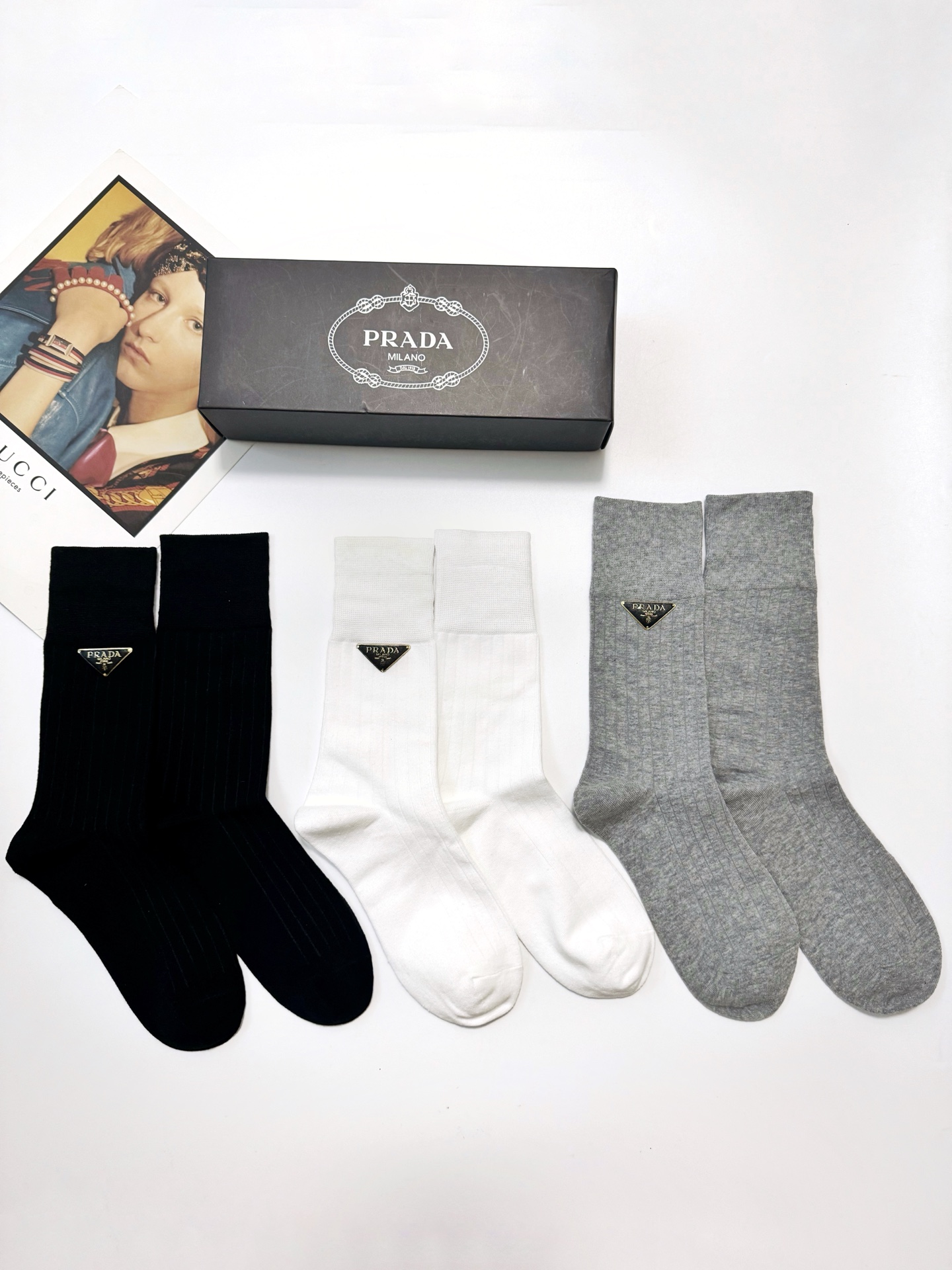  配包装
🌟【一盒3 双】
🌟Prada 普拉达 经典字母logo纯棉中筒袜  
🌟ins爆款！专柜在售