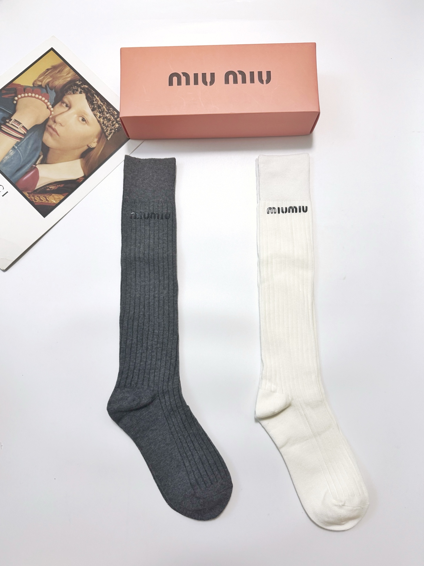    配包装
🌟【一盒一双】
🌟缪缪 miumiu 经典字母logo纯棉长筒袜  小腿袜
🌟ins爆款！