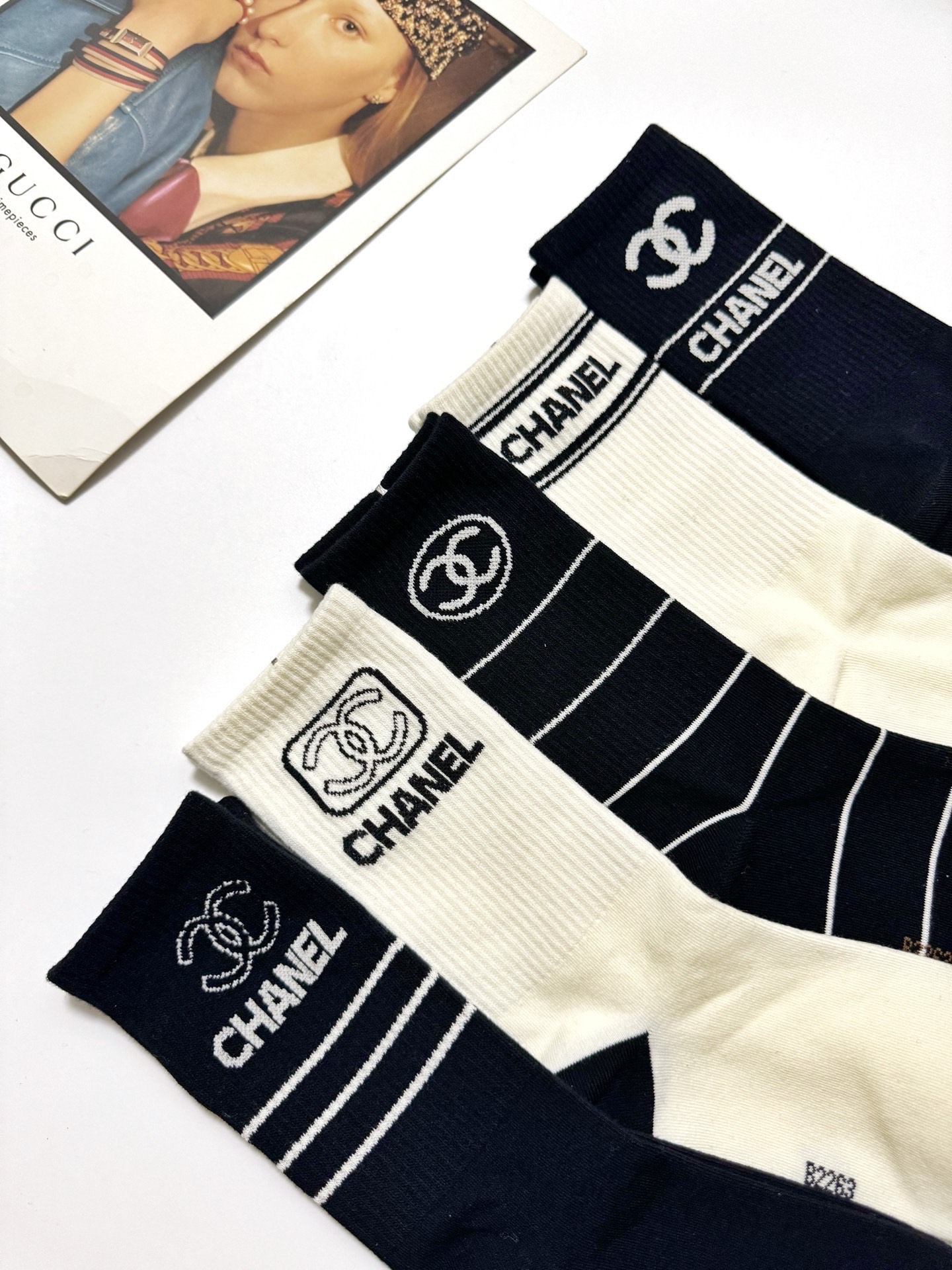  配包装
🌟【一盒5 双】
 🌟Chanel 香奈儿 经典字母logo 纯棉中筒袜   ，ins超火爆中