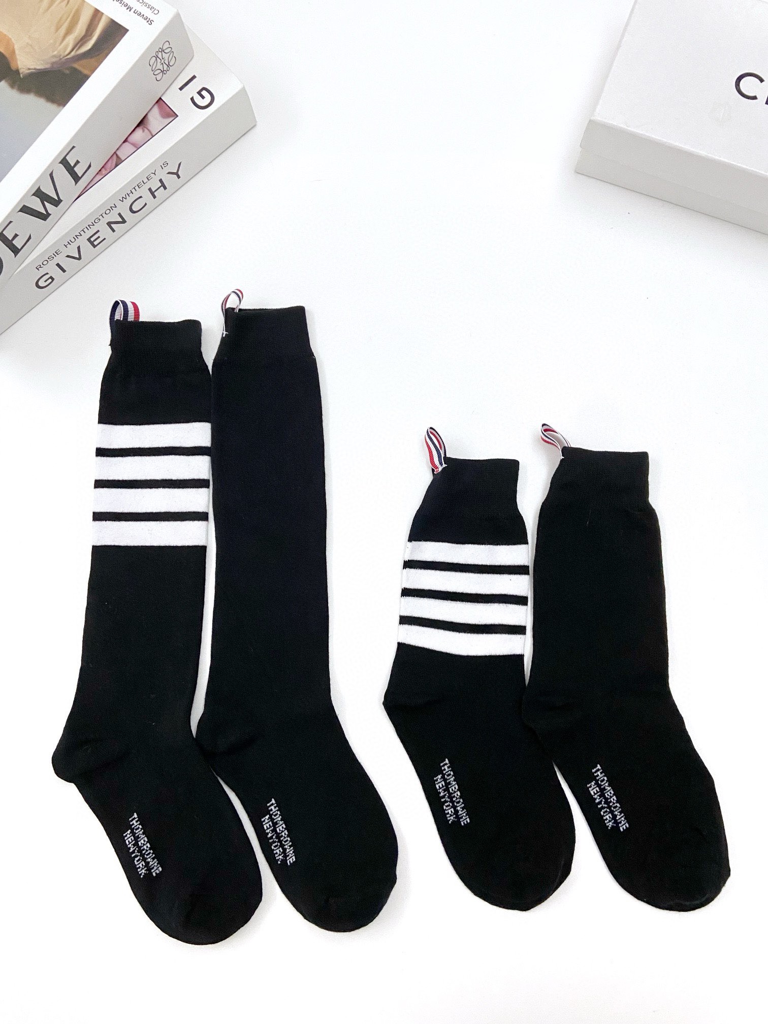   配原版盒
🌟【一盒2 双】
🌟THOM BROWNE · 桑姆 布朗尼❗
🌟超级爆款！网红小腿袜，中