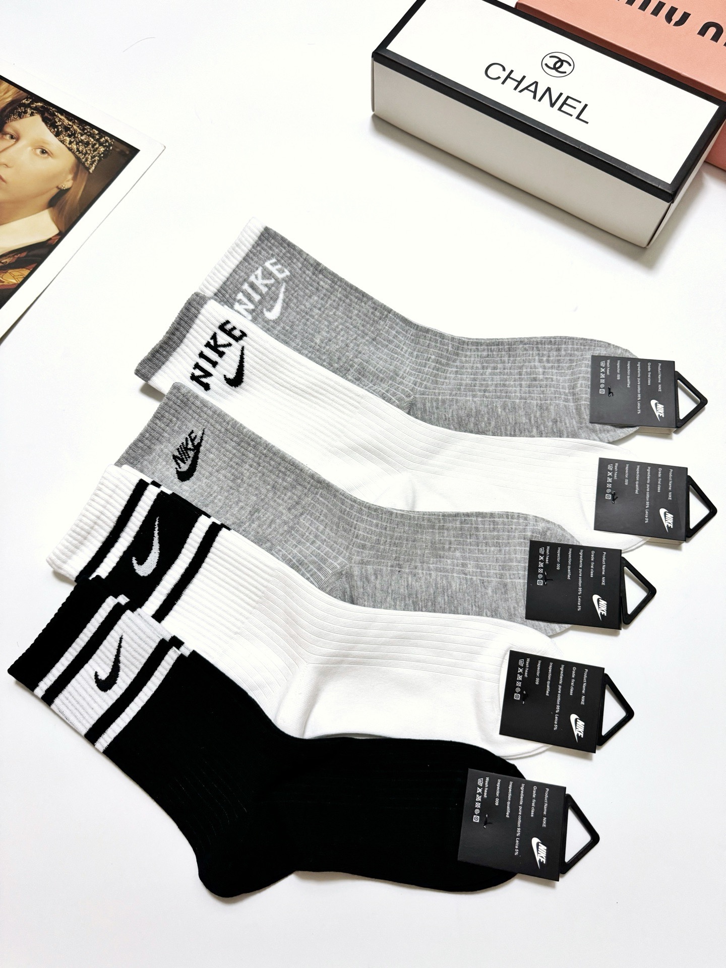 配包装
🌟【一盒5 双】
 🌟Nike 耐克 经典字母logo ins超火爆高筒袜，纯棉面料，潮人必备