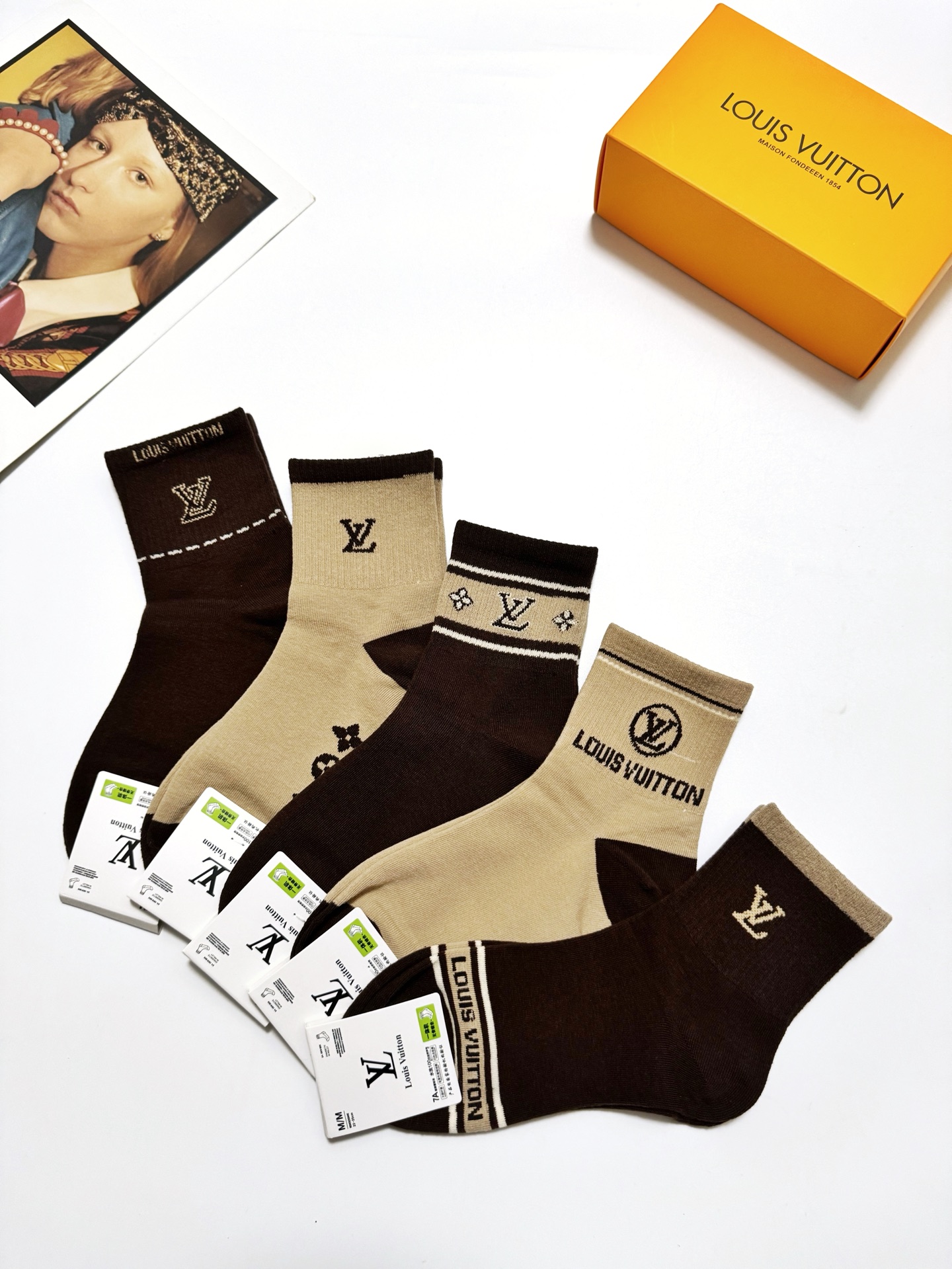  配包装
🌟【一盒5双】
 🌟LV 路易威登 经典字母logo 纯棉中筒袜   ，ins超火爆短袜，纯棉