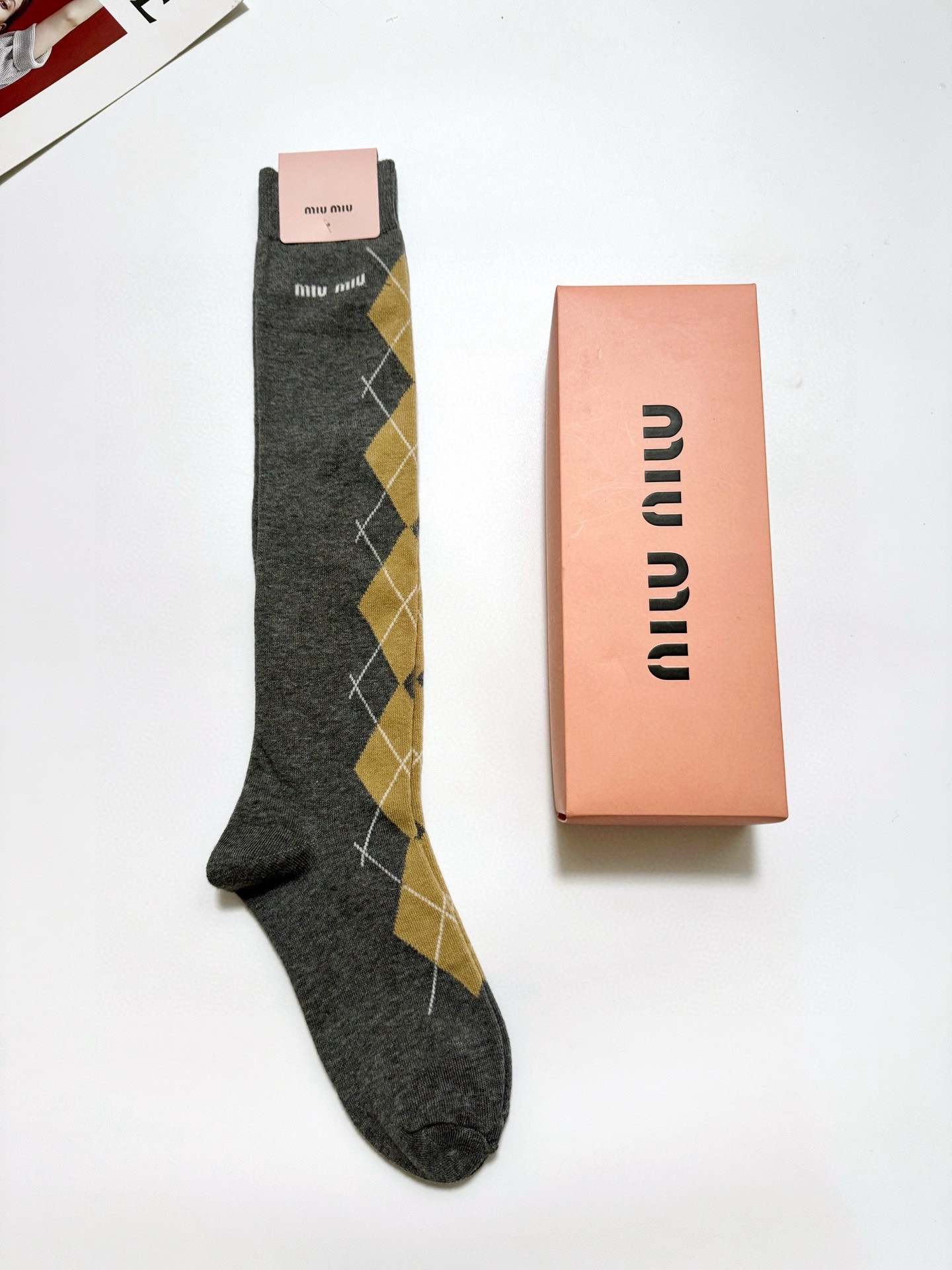  配包装
🌟【一盒一 双】大量现货
 🌟缪缪 miumiu 经典字母logo纯棉袜 小腿堆堆袜，ins超