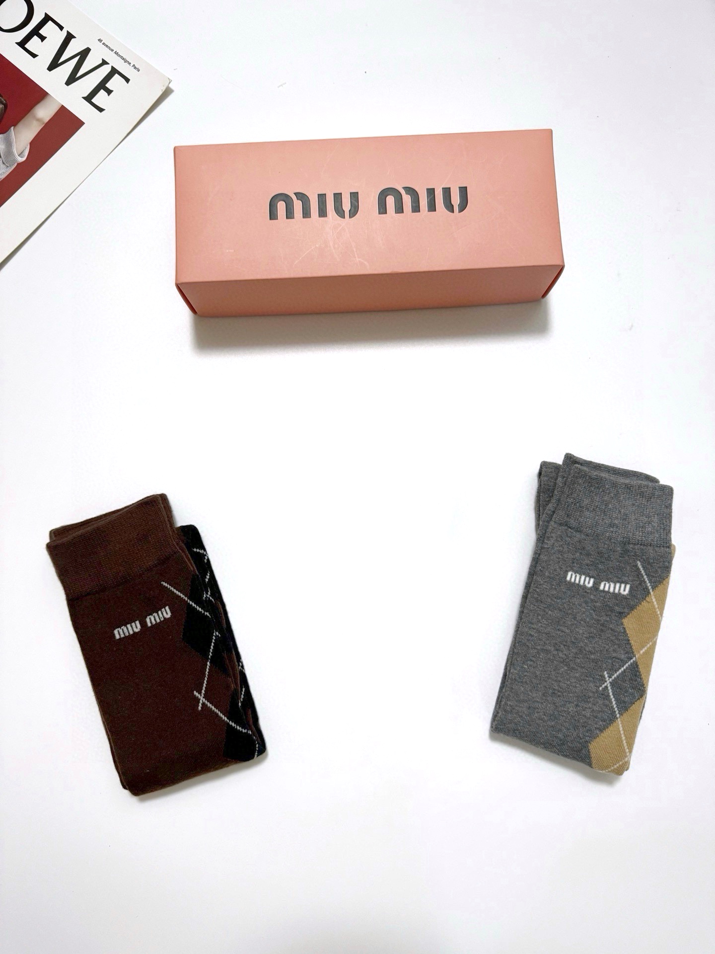  配包装
🌟【一盒一 双】大量现货
 🌟缪缪 miumiu 经典字母logo纯棉袜 小腿堆堆袜，ins超