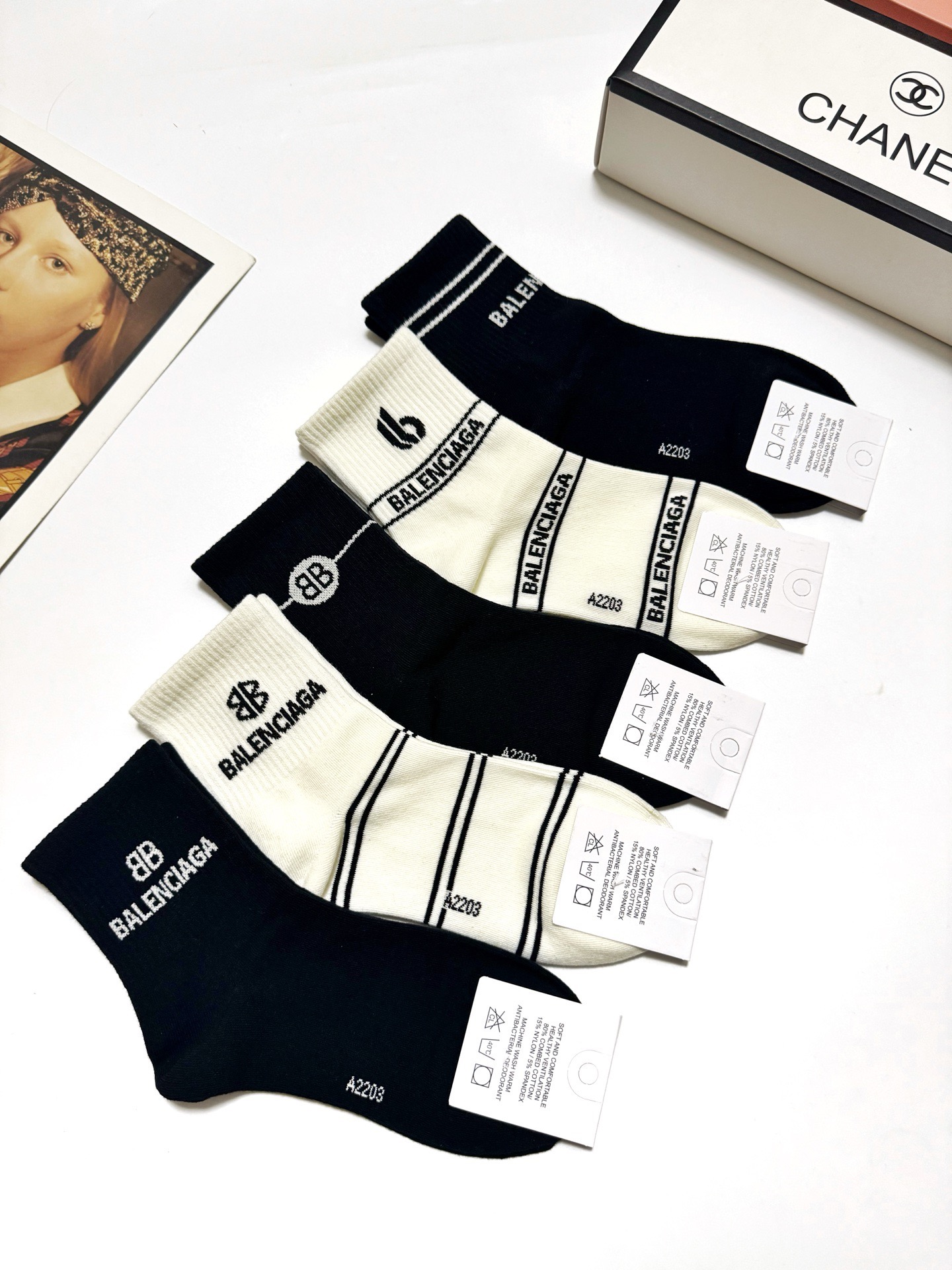  配包装
🌟【一盒5双】
🌟巴黎世家 balenciaga 经典字母logo纯棉 中筒袜 
🌟ins爆款