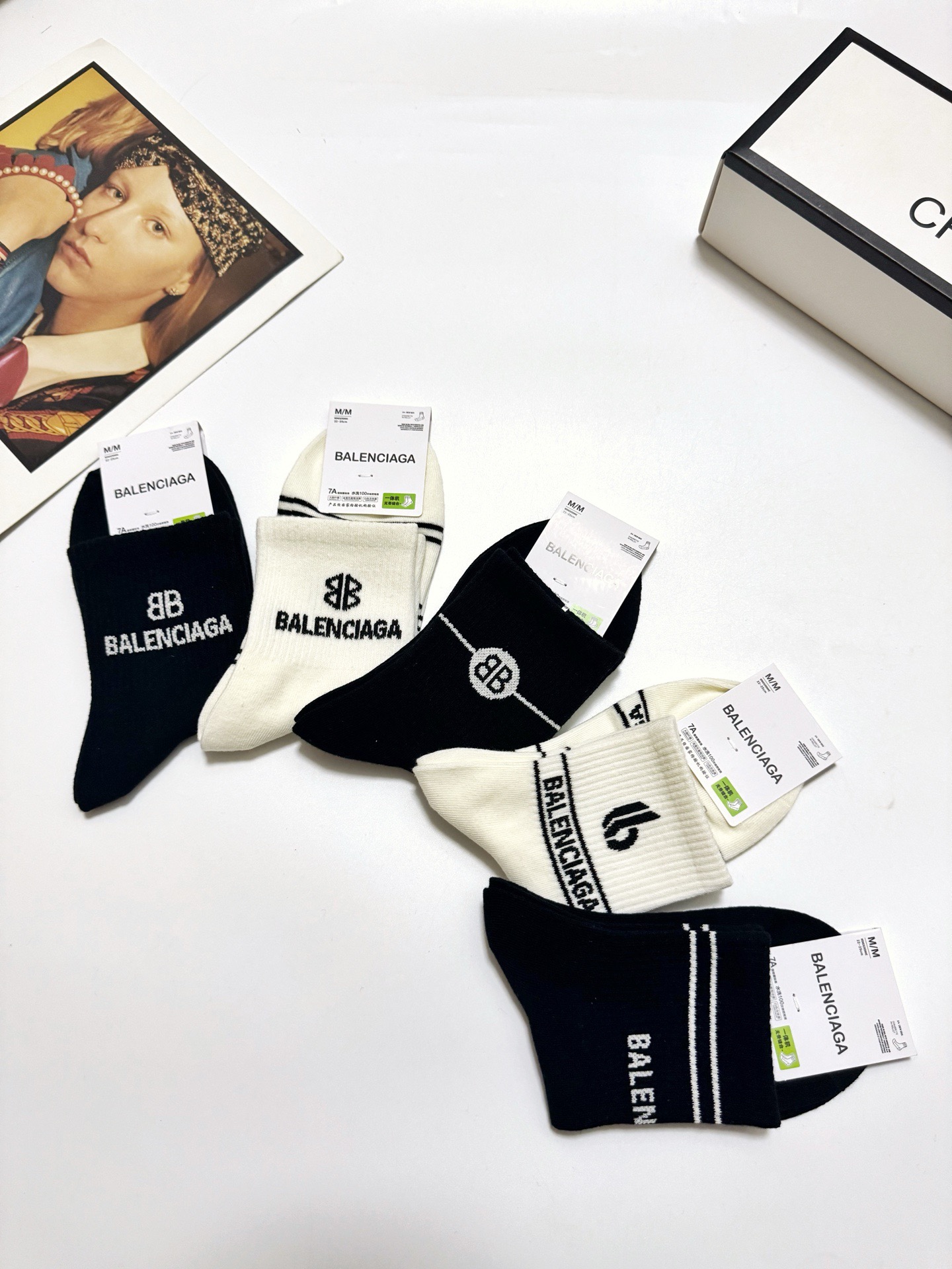  配包装
🌟【一盒5双】
🌟巴黎世家 balenciaga 经典字母logo纯棉 中筒袜 
🌟ins爆款