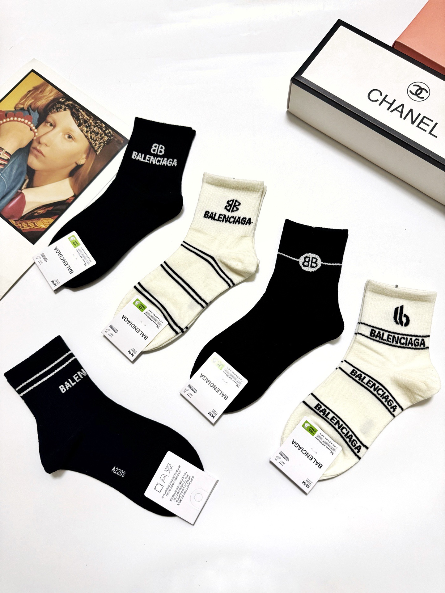  配包装
🌟【一盒5双】
🌟巴黎世家 balenciaga 经典字母logo纯棉 中筒袜 
🌟ins爆款