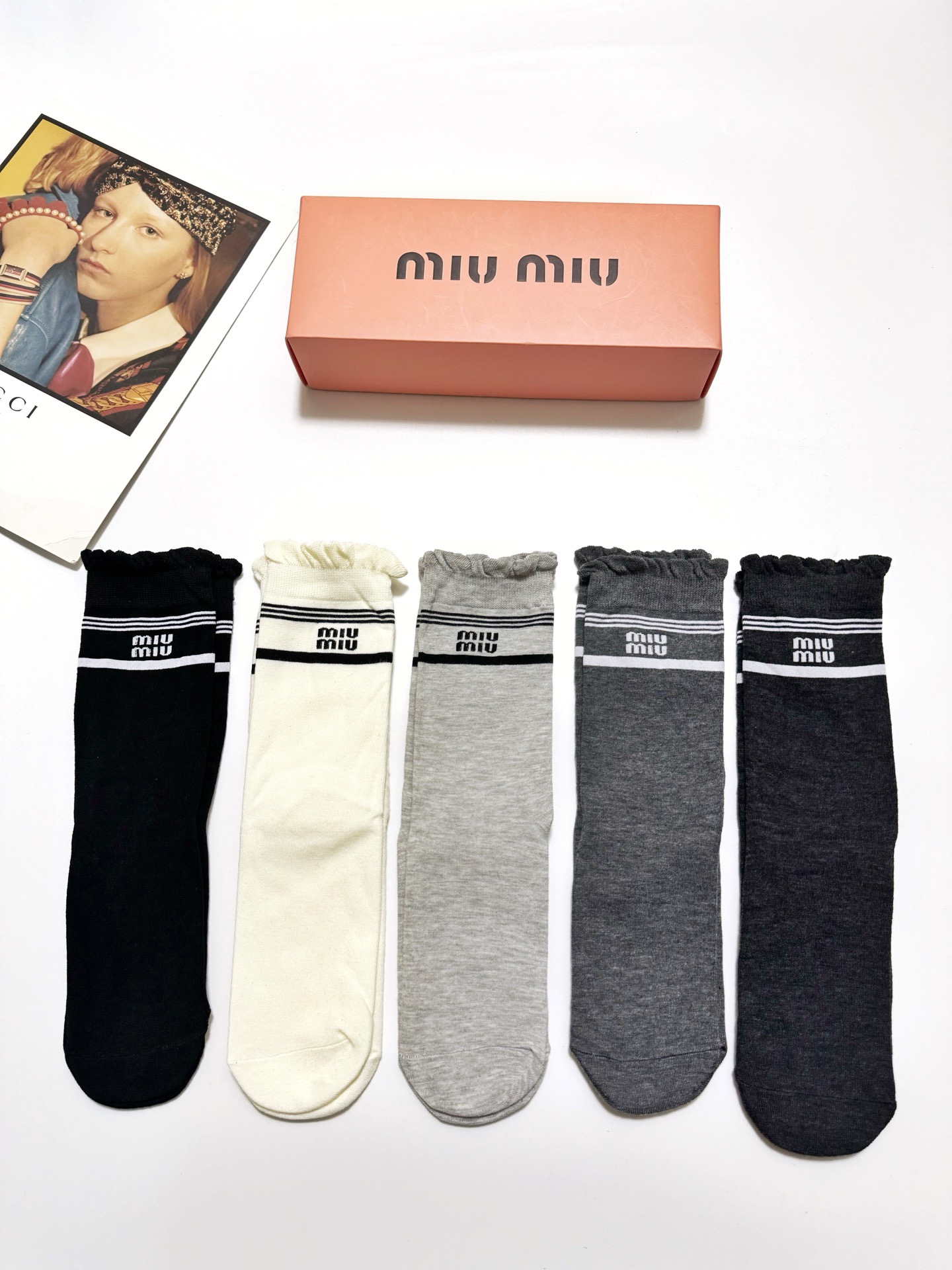  配包装
🌟【一盒5 双】
 🌟 缪缪 miumiu 经典字母logo 纯棉直板中筒袜   ，ins超火