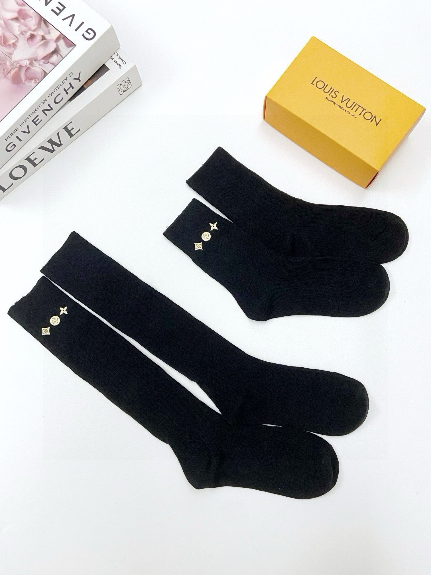  配包装
🌟【一盒2双】
🌟LV 路易威登 经典logo重工中筒袜  长筒袜 小腿袜
🌟ins爆款！专柜