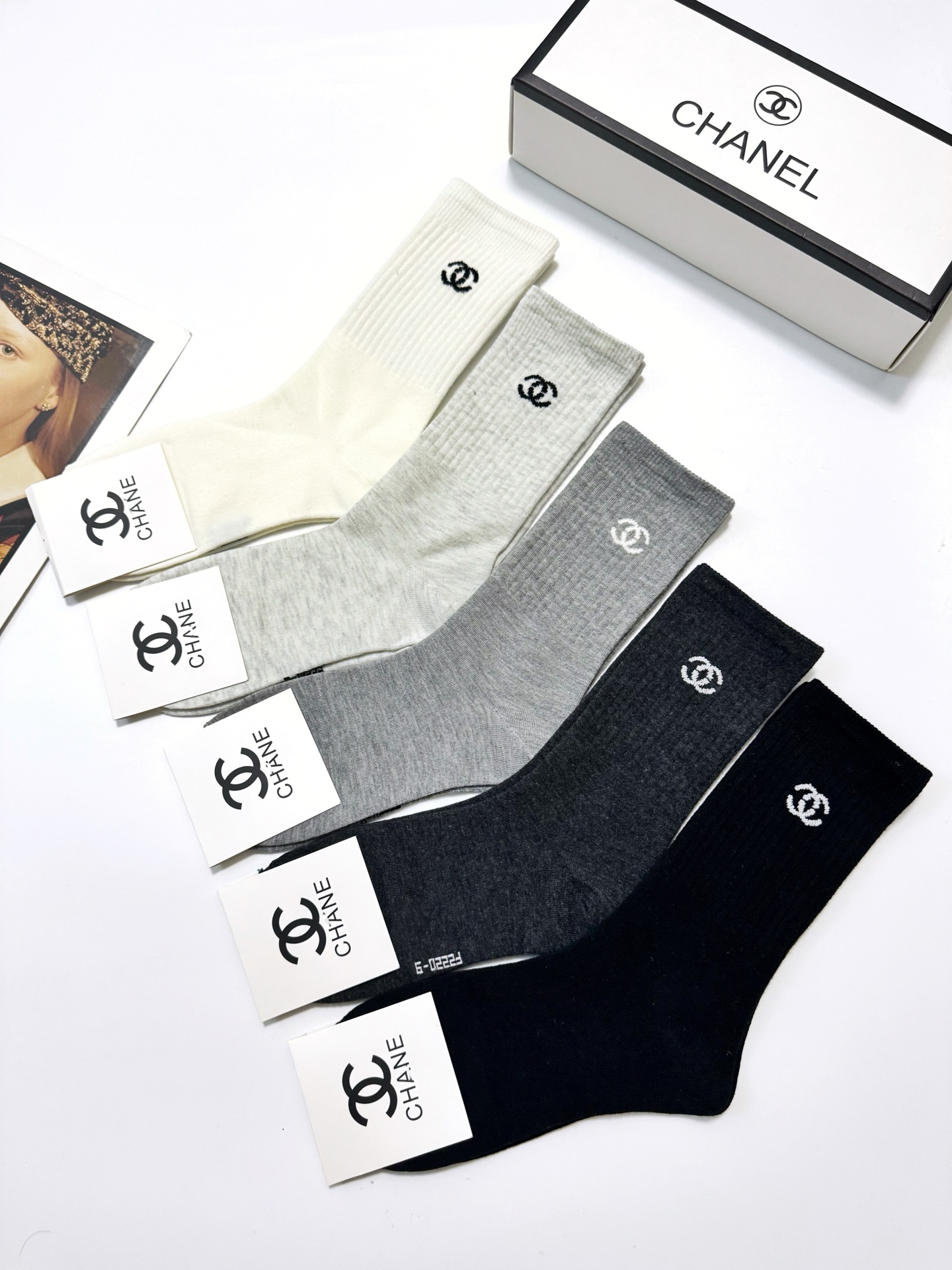  配包装
🌟【一盒5 双】
 🌟Chanel 香奈儿 经典字母logo 纯棉中筒袜   ，ins超火爆中