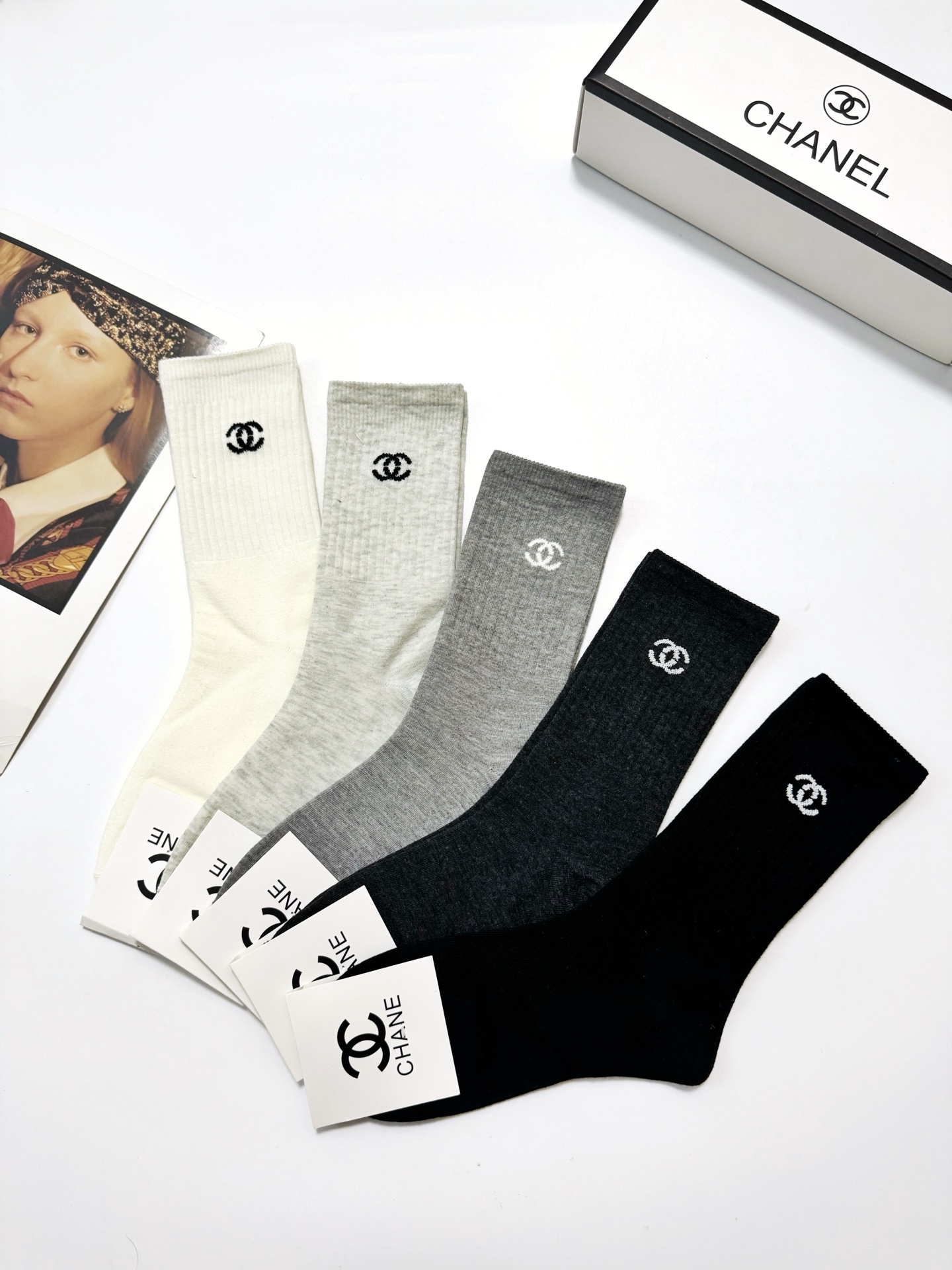  配包装
🌟【一盒5 双】
 🌟Chanel 香奈儿 经典字母logo 纯棉中筒袜   ，ins超火爆中