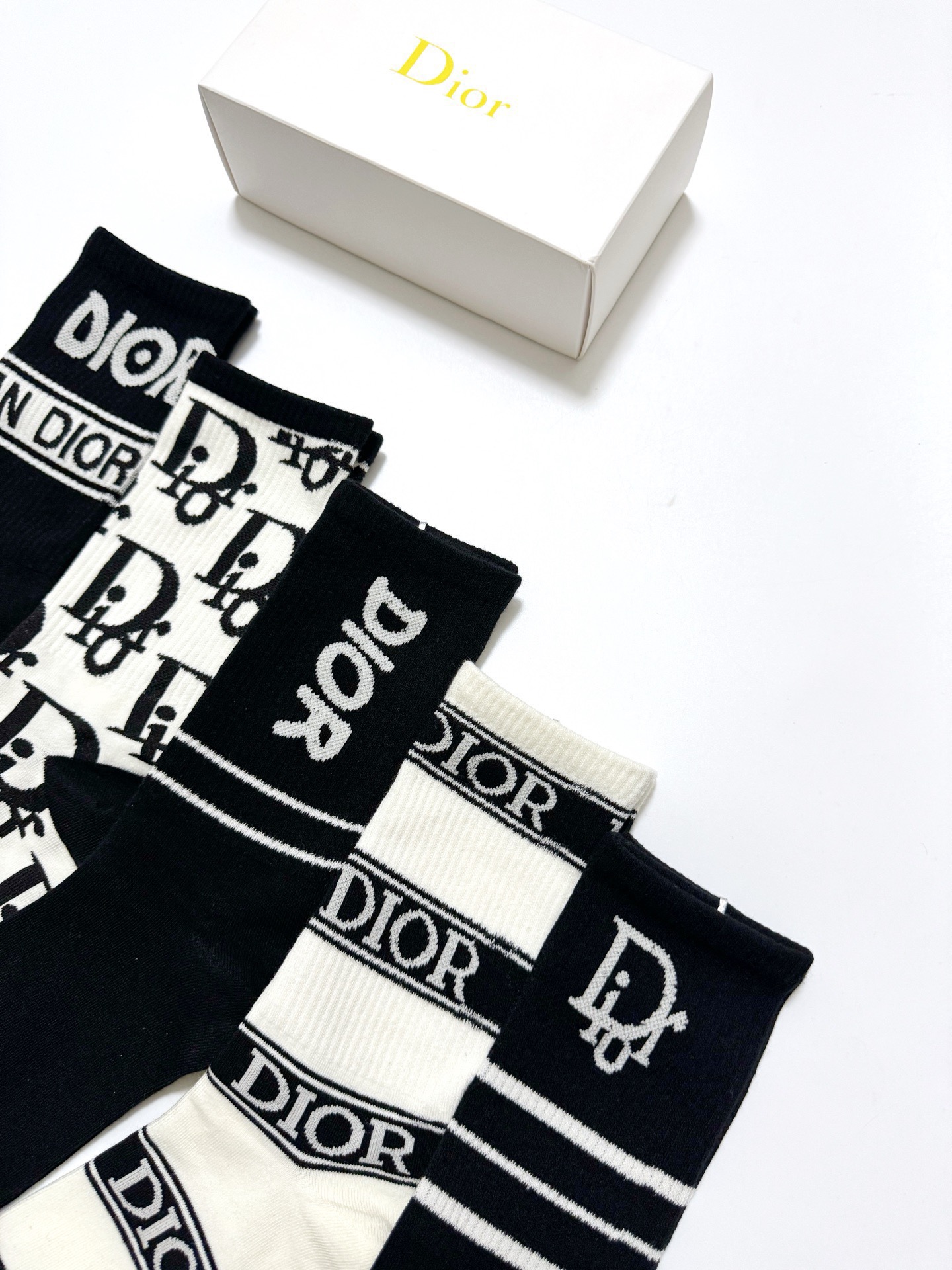  配包装
🌟【一盒5 双】
 🌟Dior 迪奥 经典字母logo 纯棉中筒袜   ，ins超火爆配色，纯