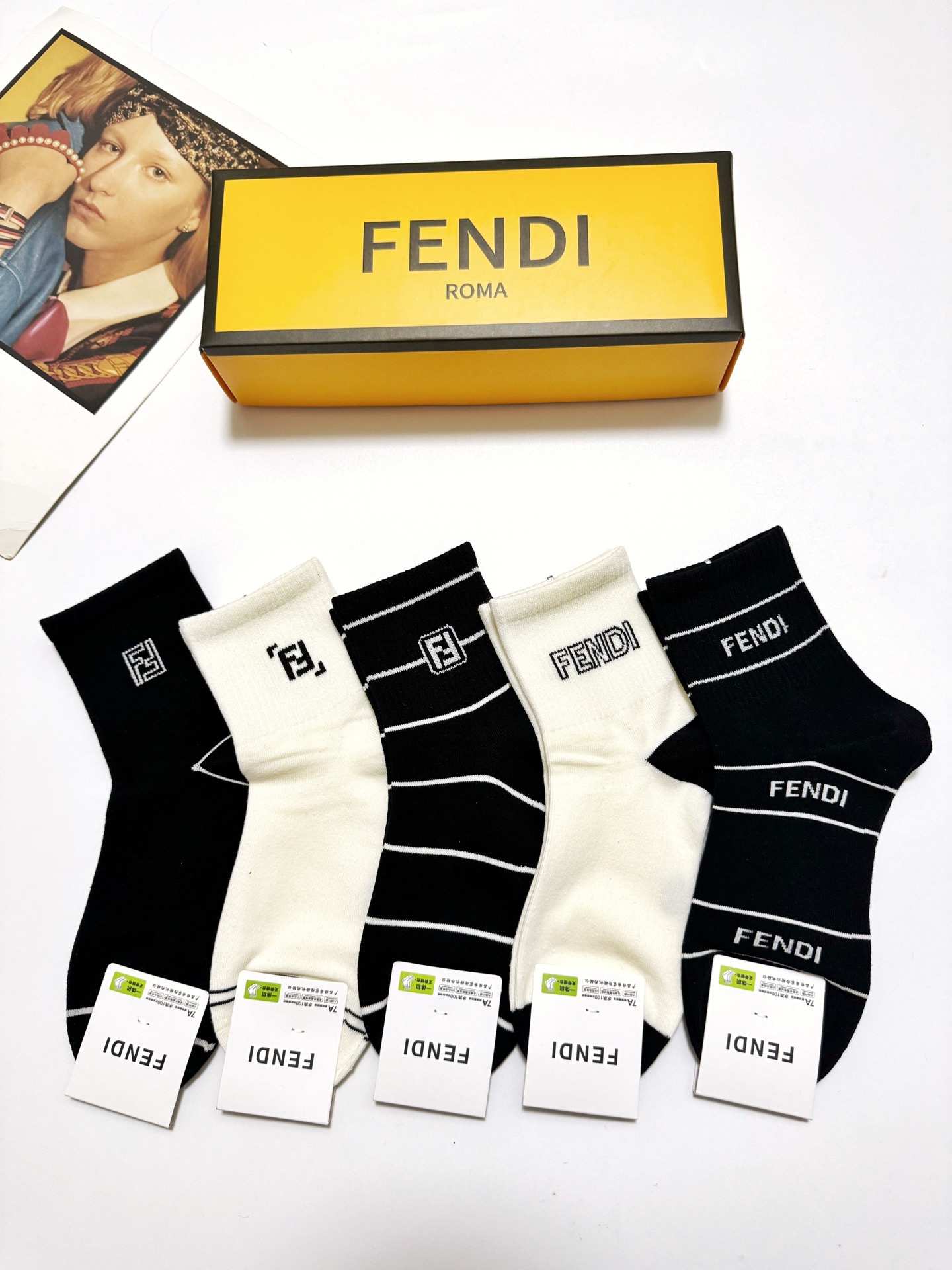  配包装
🌟【一盒5 双】
 🌟芬迪FENDI 经典字母logo 纯棉中筒袜   ，ins超火爆短袜，纯